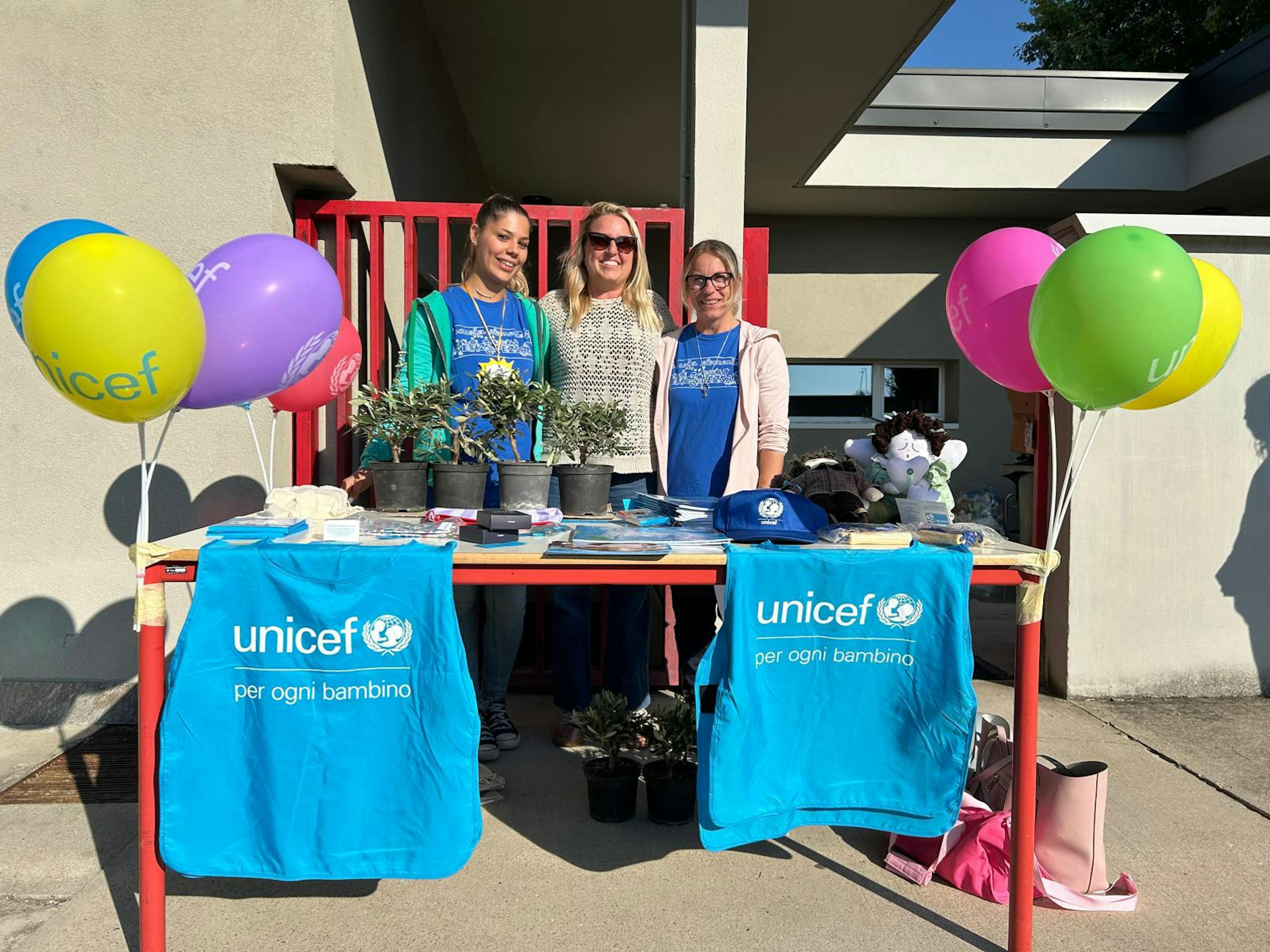 Volontari UNICEF nella città di Monza durante la campagna Ulivo UNICEF