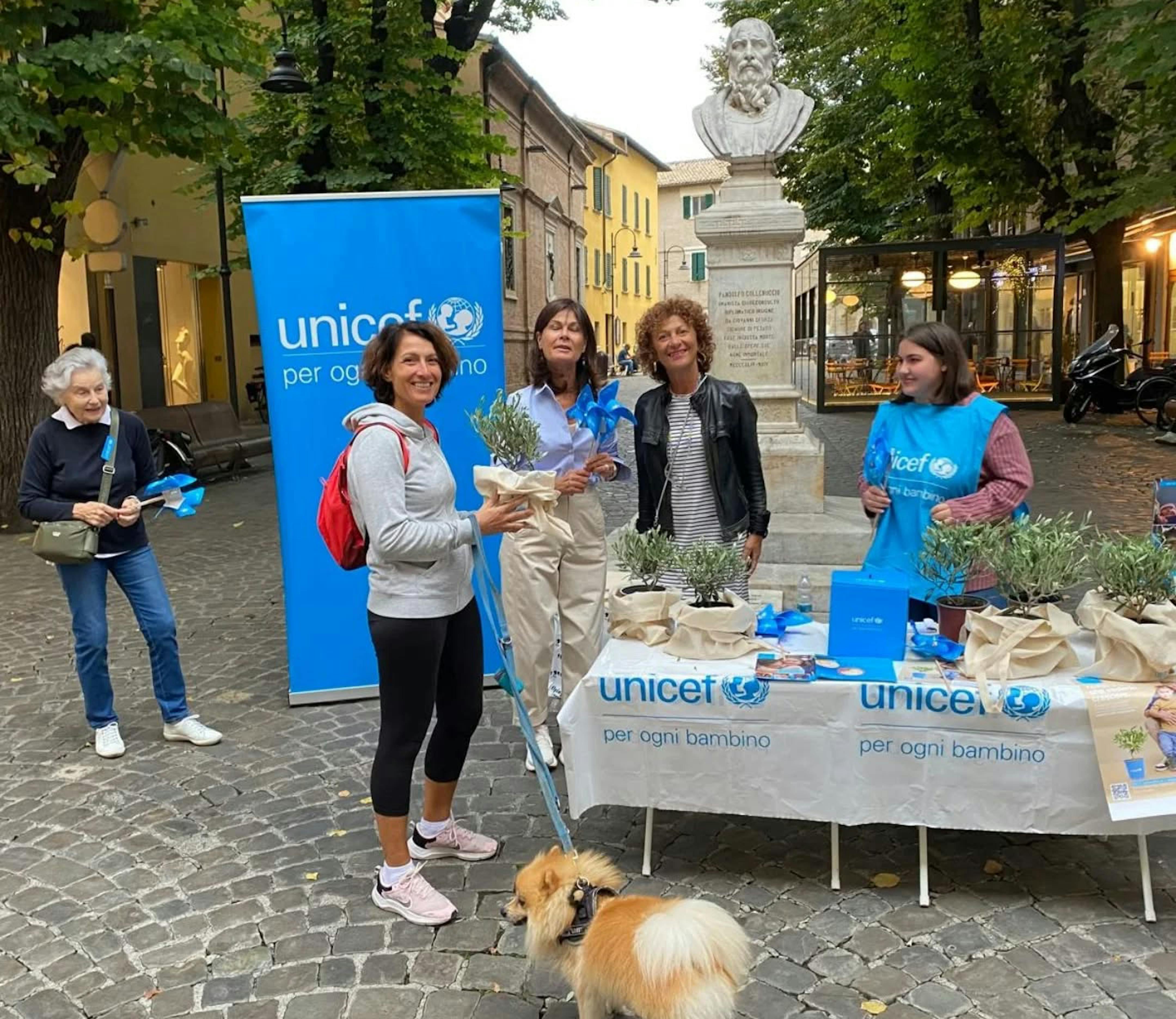 Volontari UNICEF nella città di Pesaro durante la campagna Ulivo UNICEF
