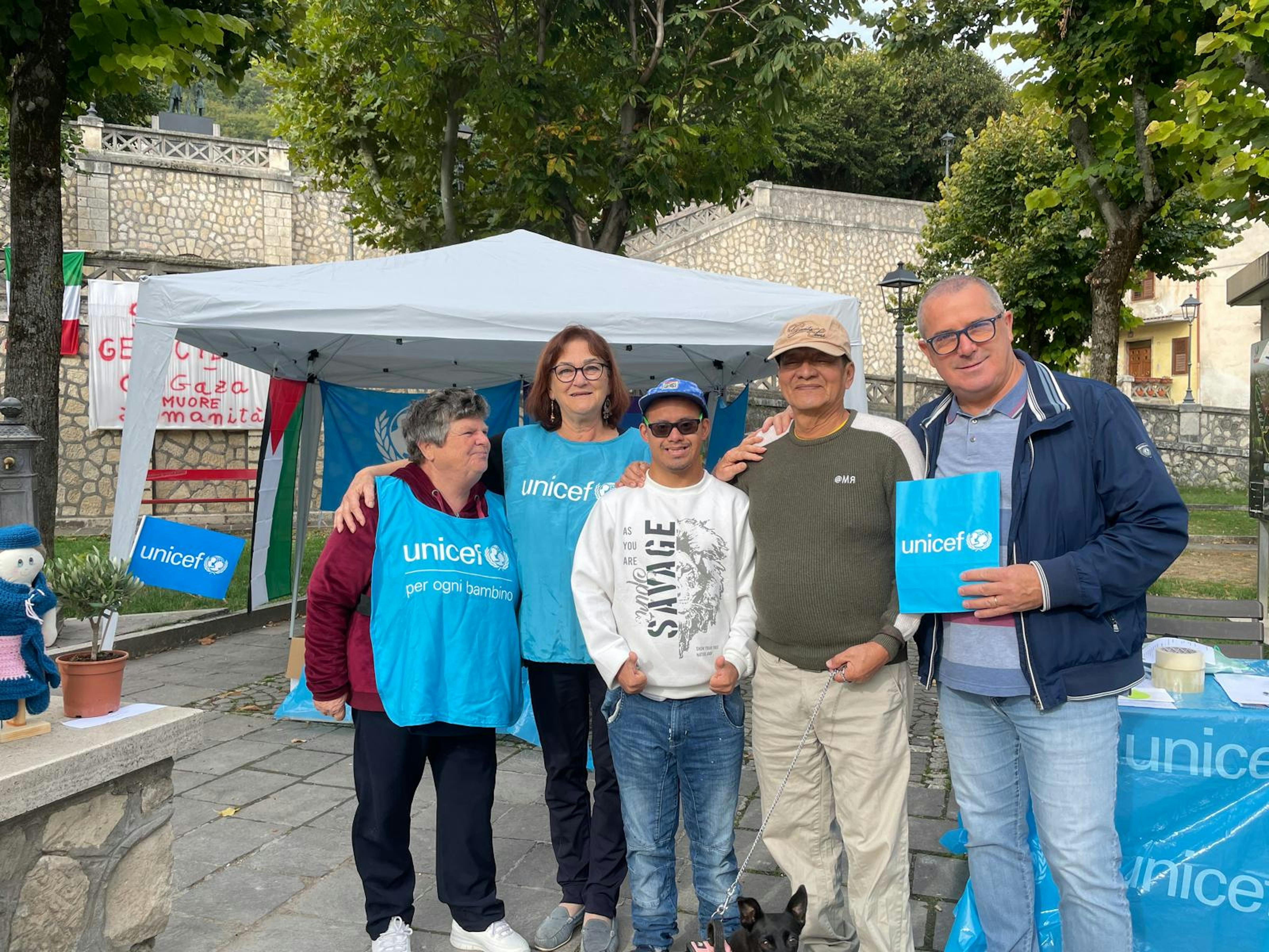 Volontari UNICEF nella provincia di l'Aquila durante la campagna Ulivo UNICEF