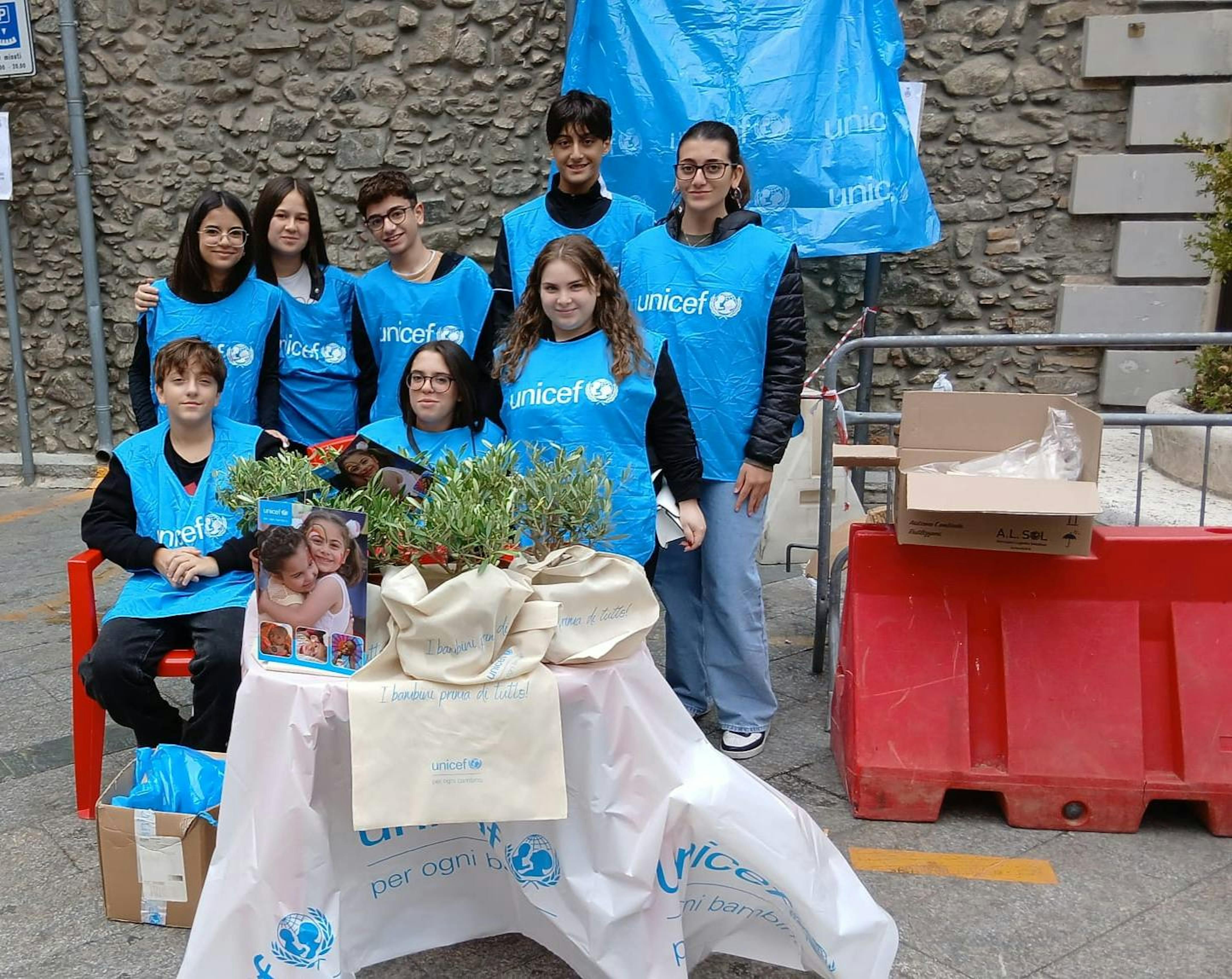 Volontari UNICEF nella città di Rossano durante la campagna Ulivo UNICEF