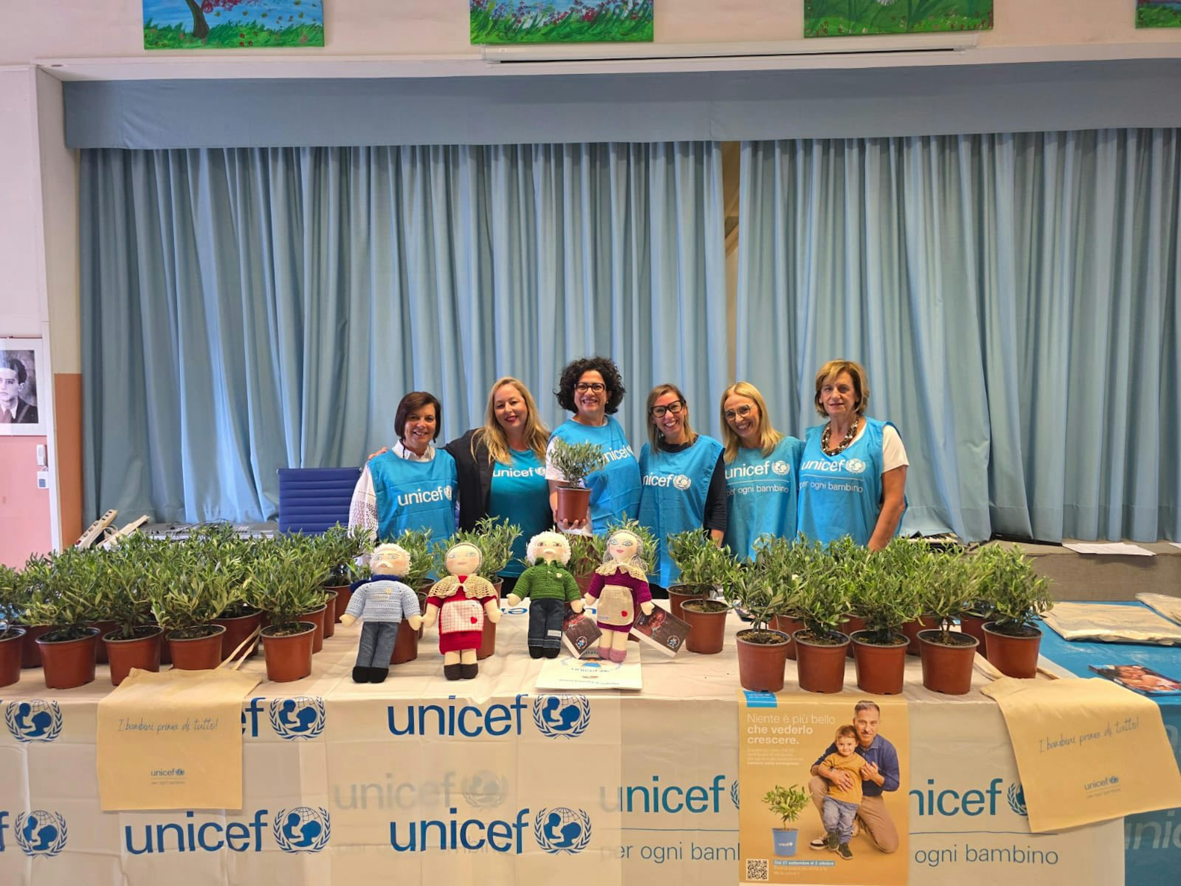 Volontari UNICEF nella città di Scicli durante la campagna Ulivo UNICEF