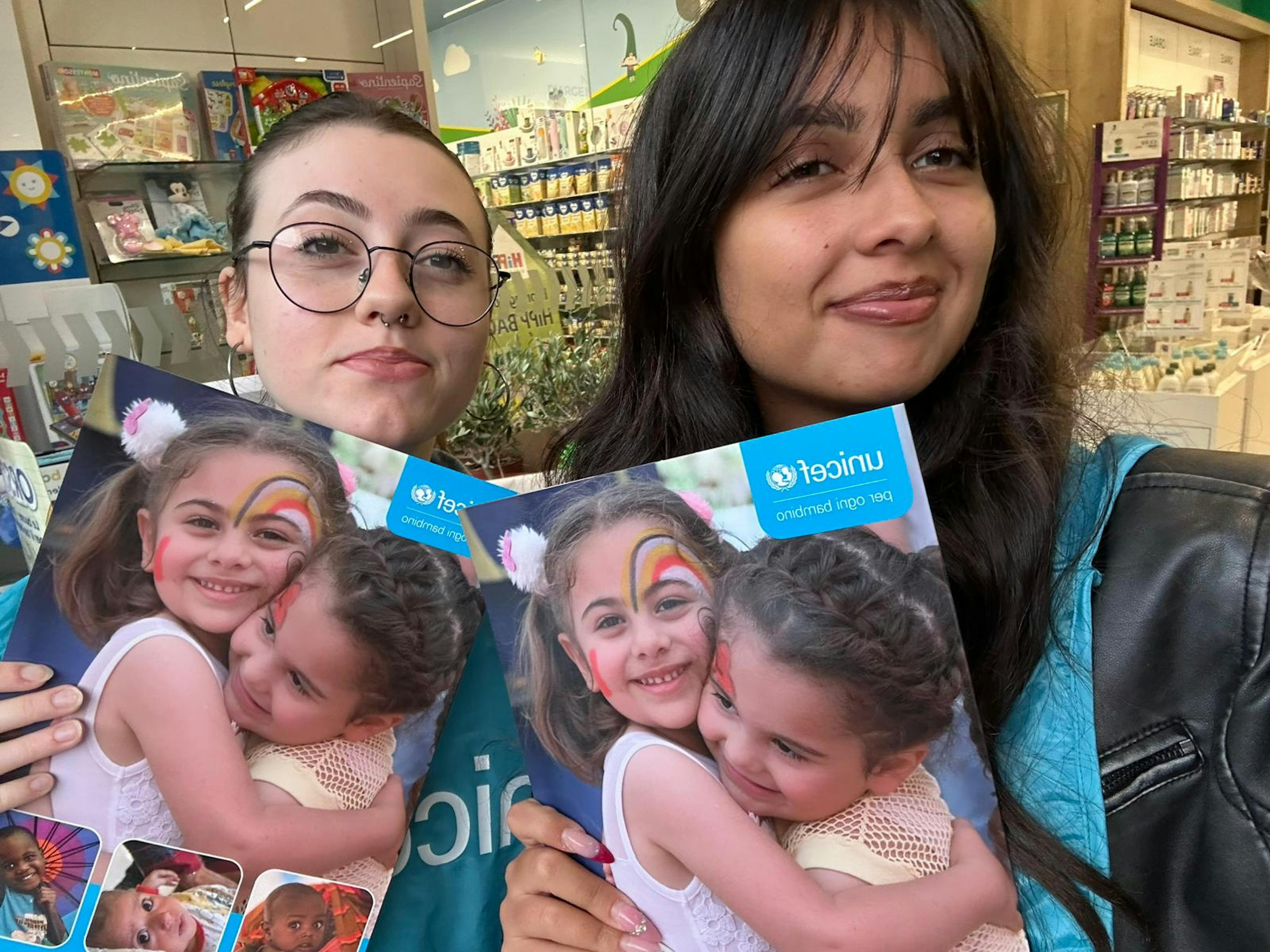 Volontari UNICEF nella città di Avellino durante la campagna Ulivo UNICEF