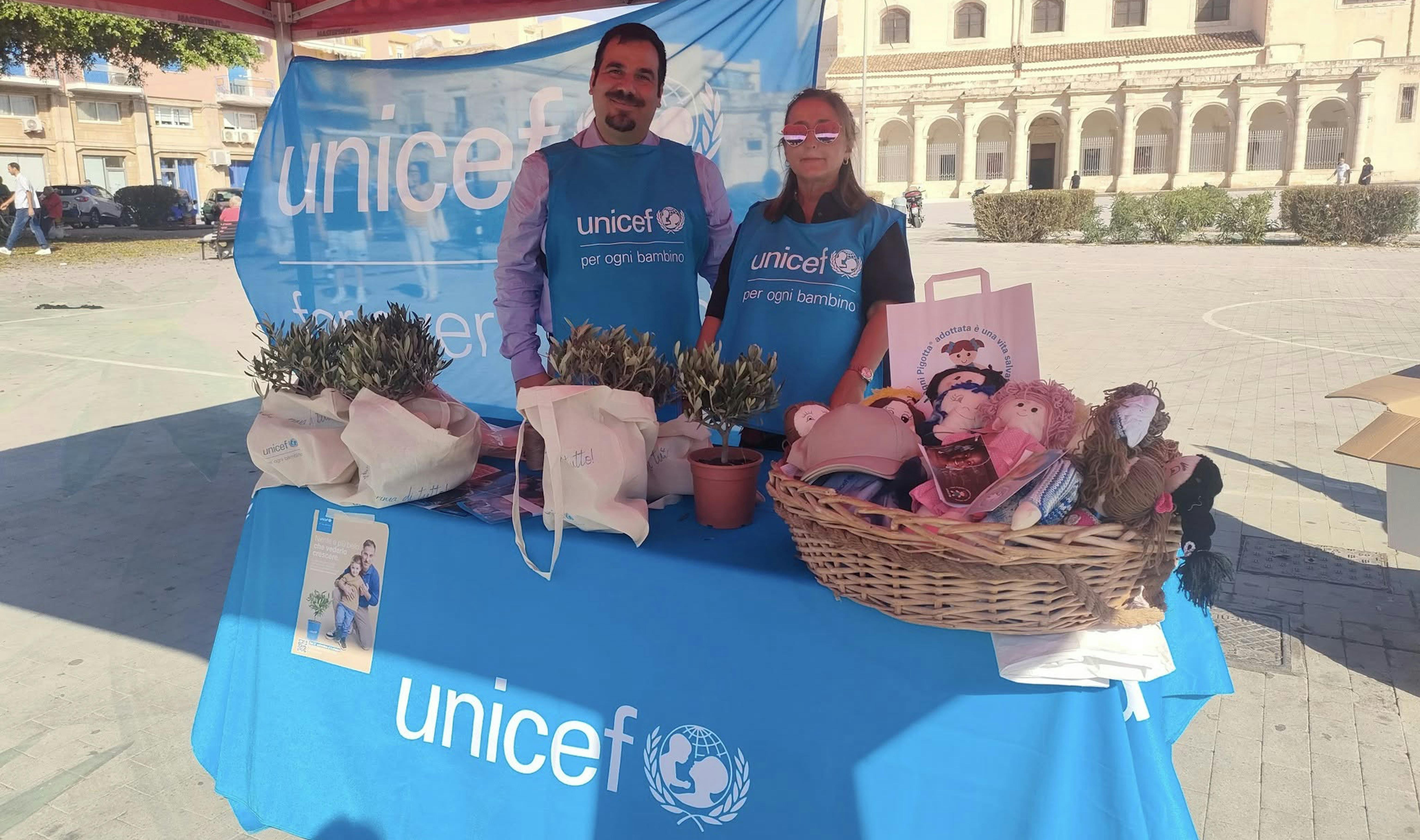 Volontari UNICEF nella città di Siracusa durante la campagna Ulivo UNICEF