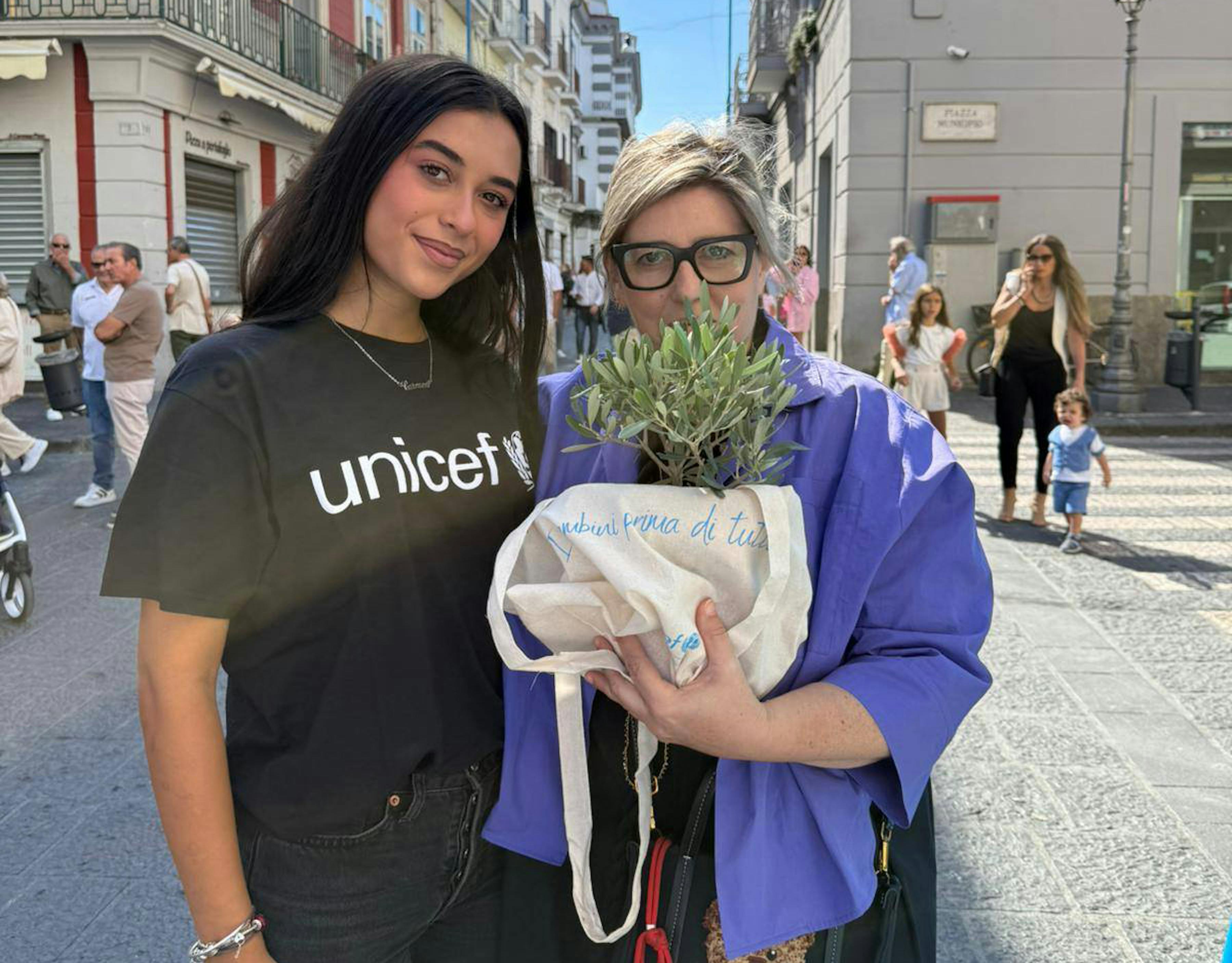 Volontari UNICEF nella città di Aversa durante la campagna Ulivo UNICEF