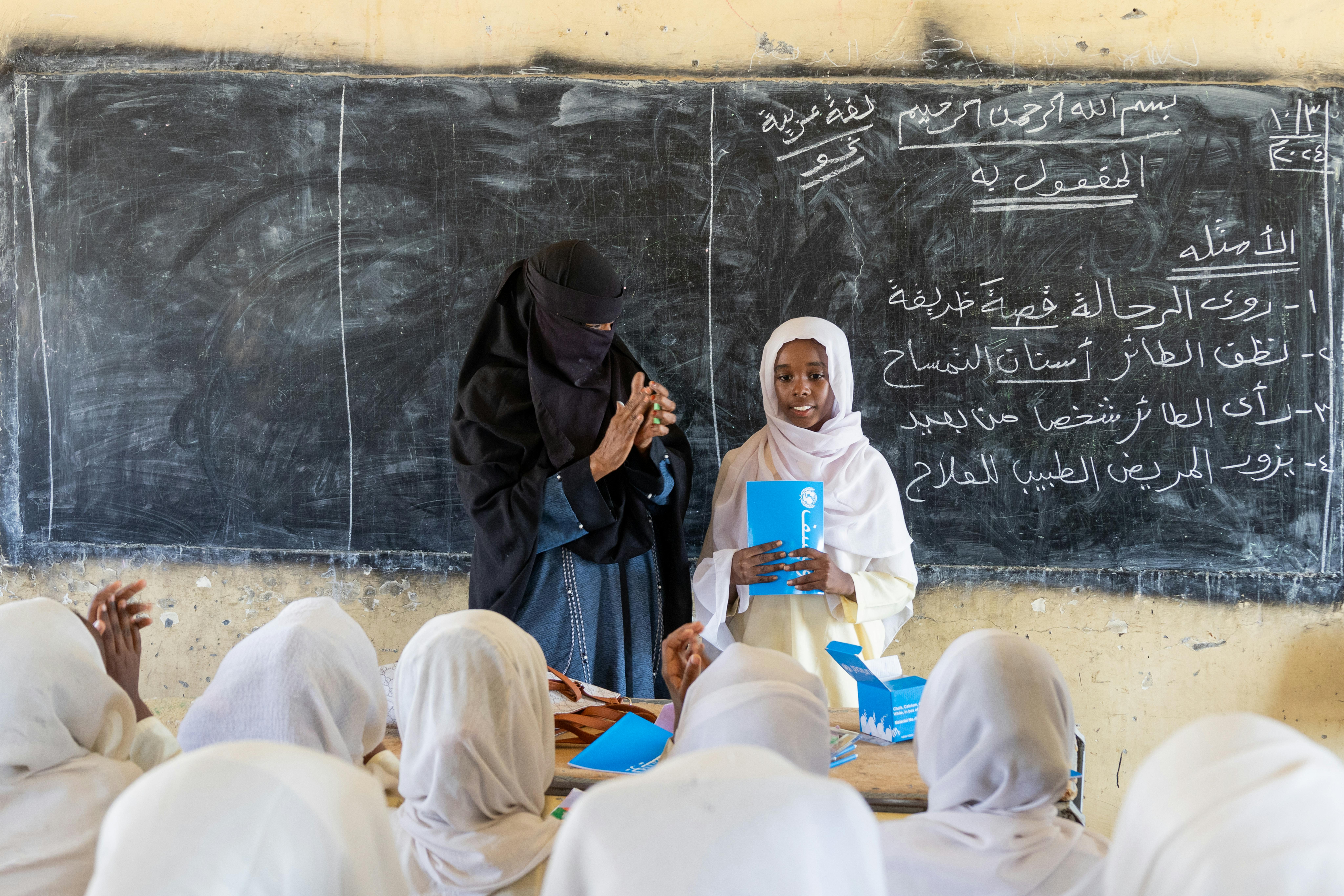 Sudan, gli alunni della scuola elementare seguono la lezione di Siham, un'insegnante resiliente e dedicata che, nonostante le classi affollate, prova a non lasciare nessuno indietro.