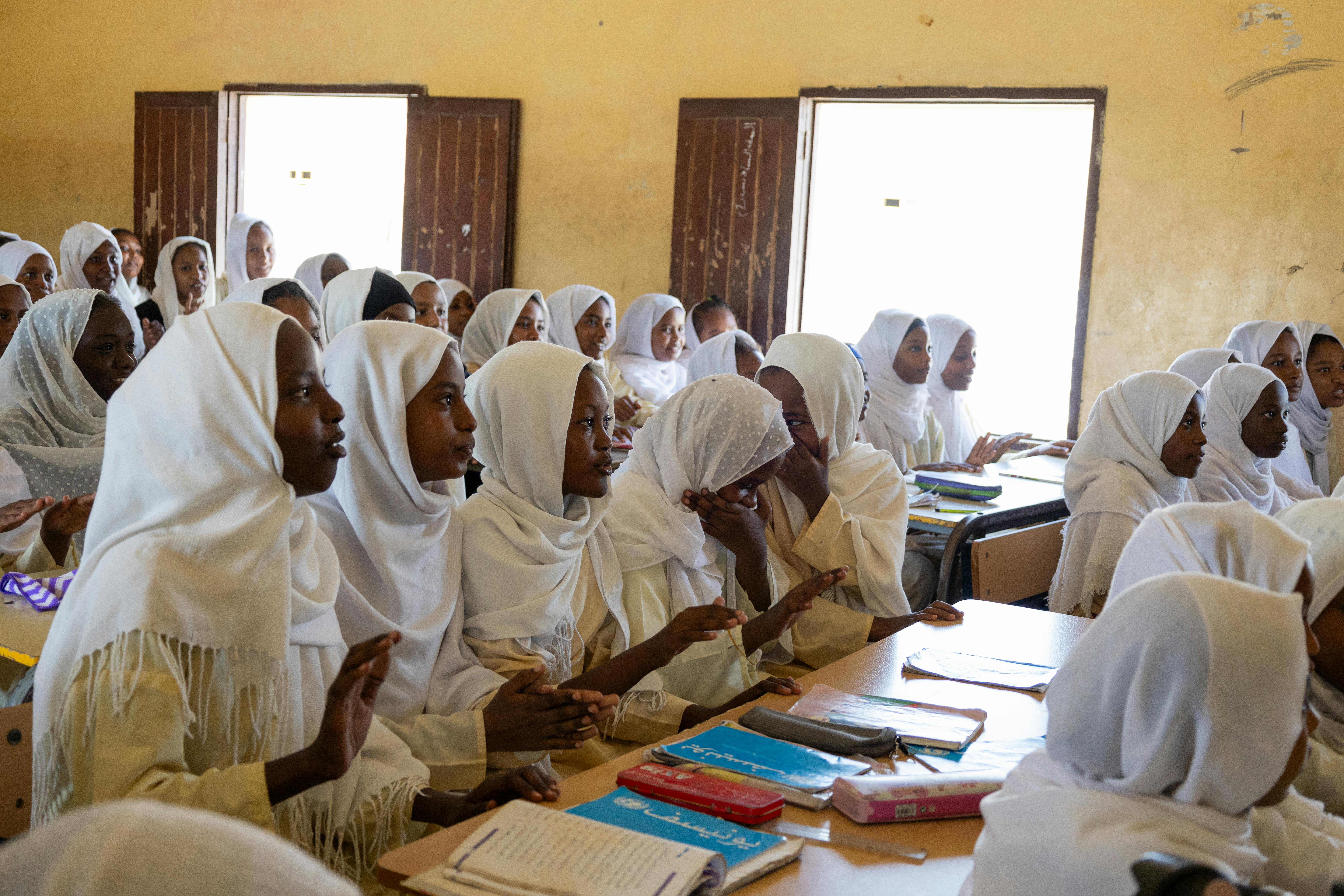 Sudan, una delle classi della scuola Salalab Eastern di Port Sudan partecipano a una lezione con il supporto di insegnanti dedicati e resilienti.