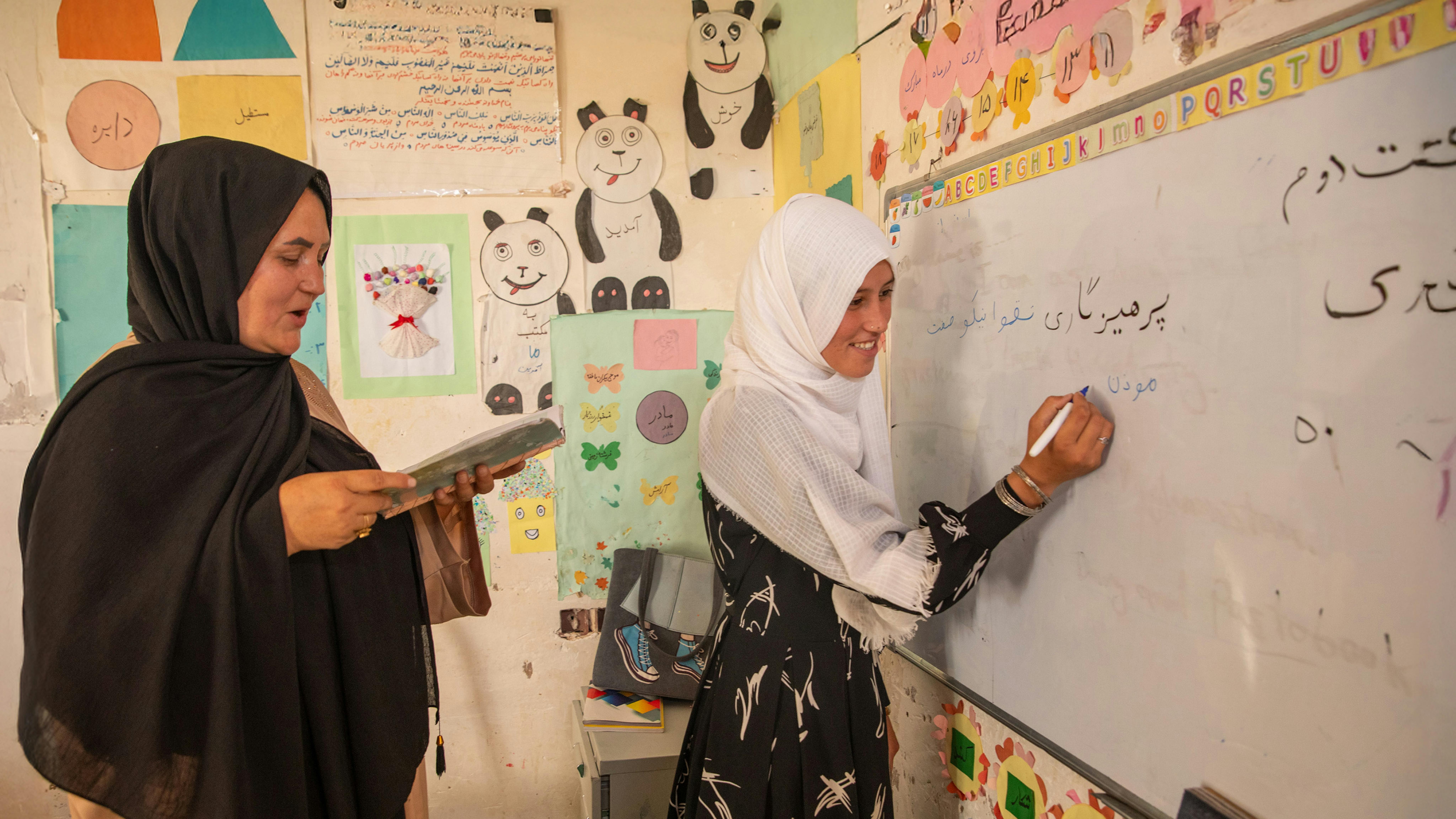 Il 15 aprile 2025, Saleha sta dettando Hena a 14 anni in un centro di apprendimento accelerato nell'Afghanistan occidentale. Insegna da più di 8 anni in luoghi diversi.