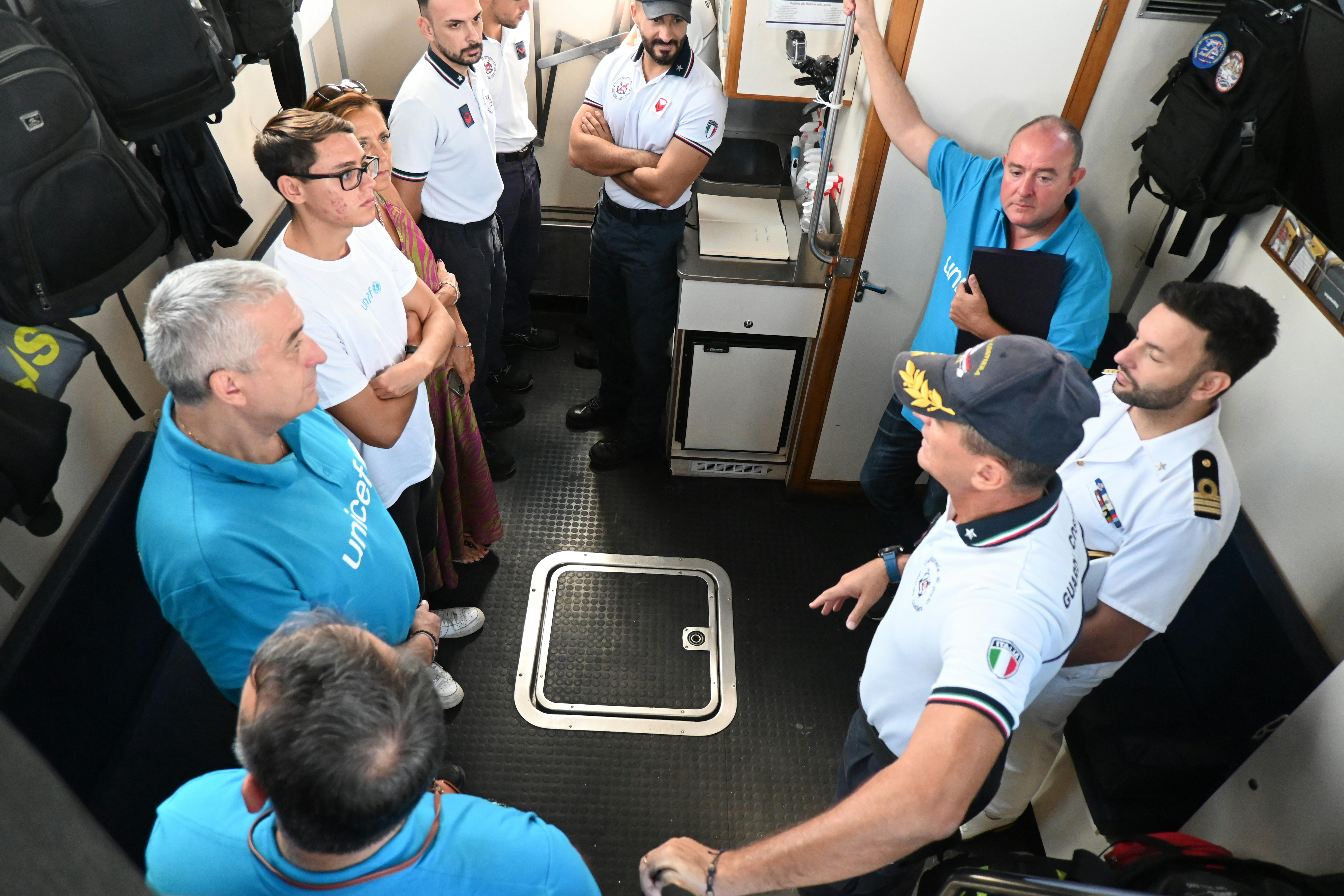 Un momento dell'incontro fra la delegazione dell'UNICEF e la Guardia Costiera a Lampedusa, il 4 ottobre 2025.