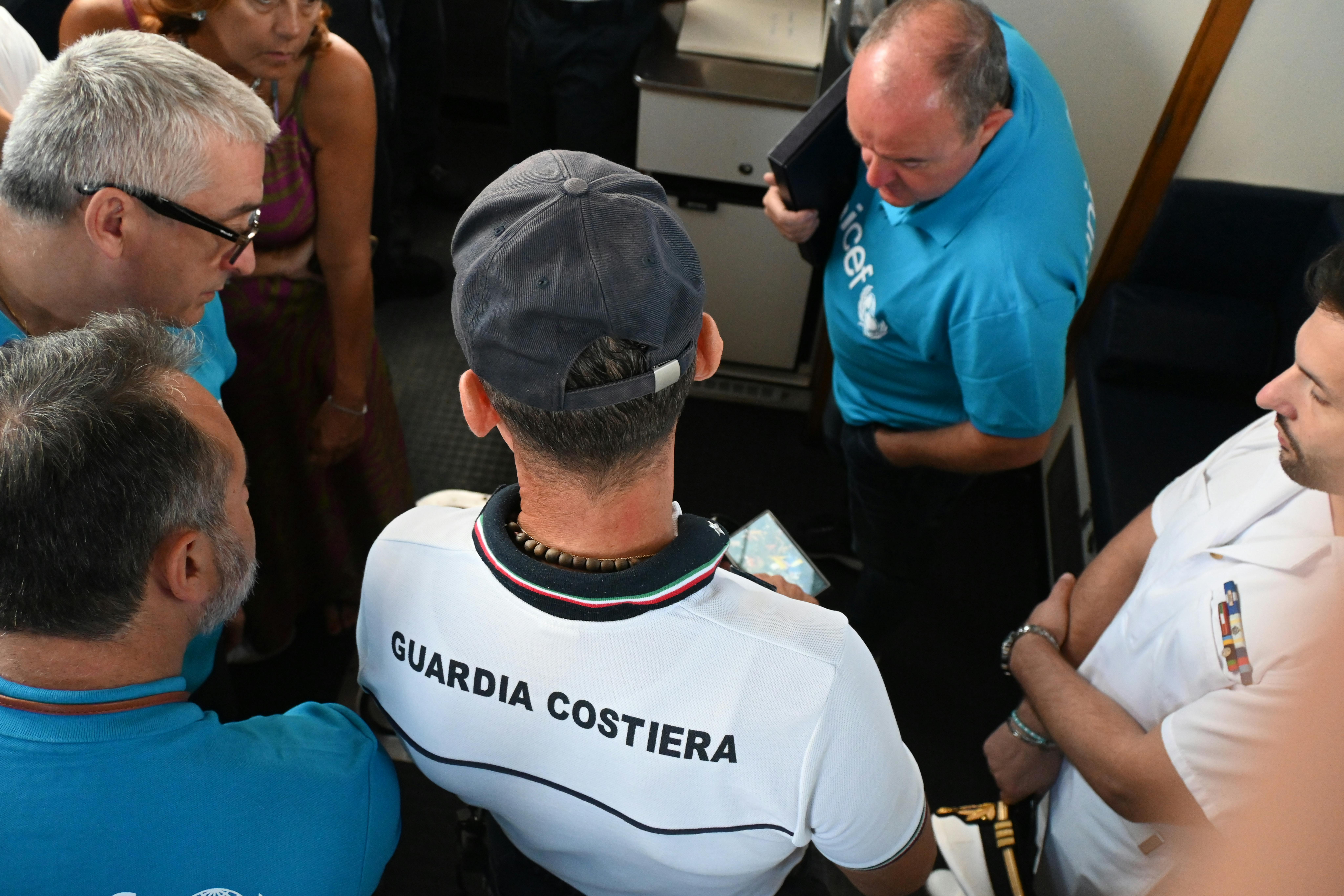 Ancora un momento dell'incontro fra la delegazione dell'UNICEF Italia e la Guardia Costiera.
