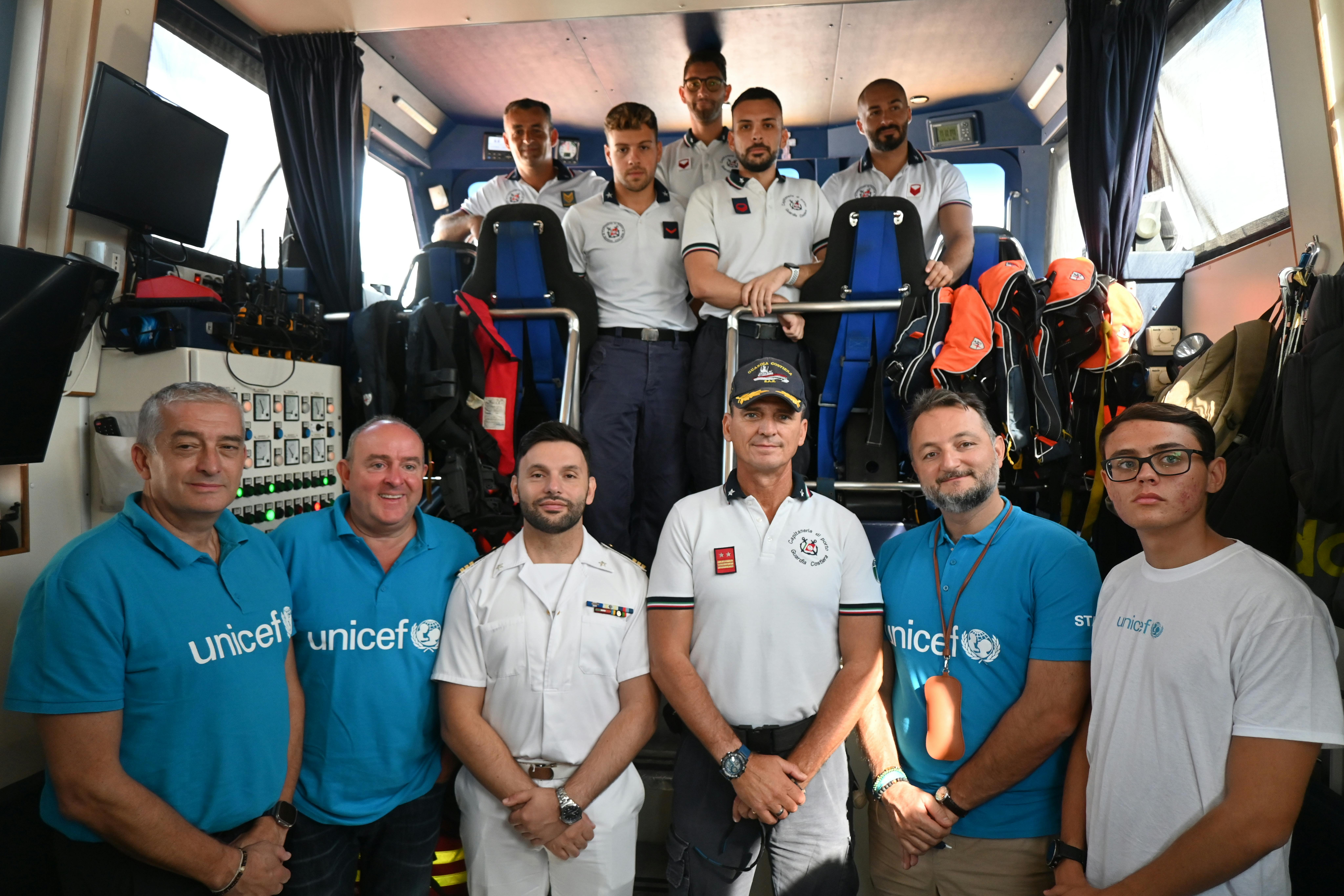 Foto di gruppo fra la delegazione dell'UNICEF e la Guardia Costiera.