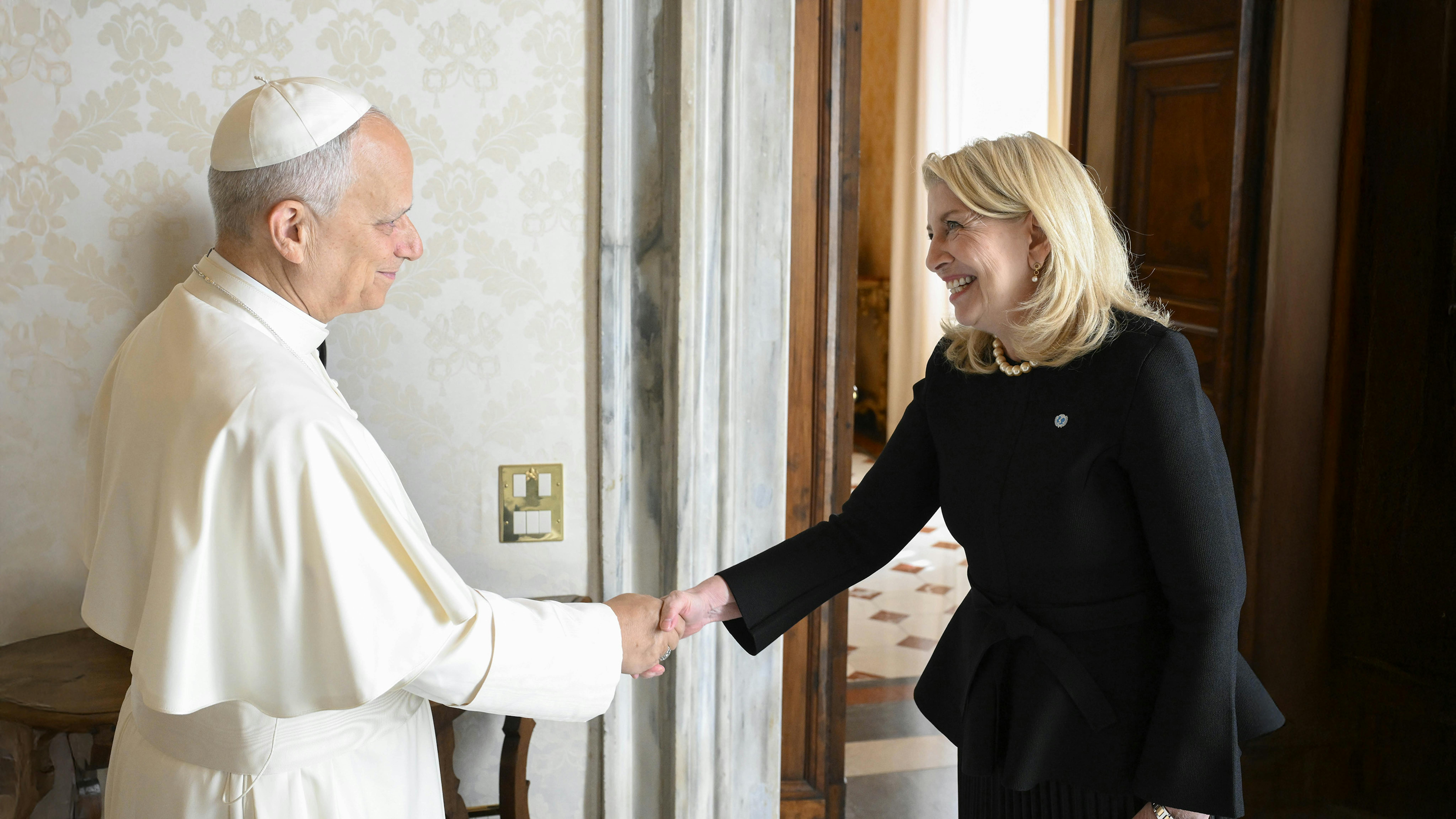 La stretta di mano tra la Direttrice Generale dell'UNICEF Catherine Russell  e Sua Santità Papa Leone XIV. © Vatican Media