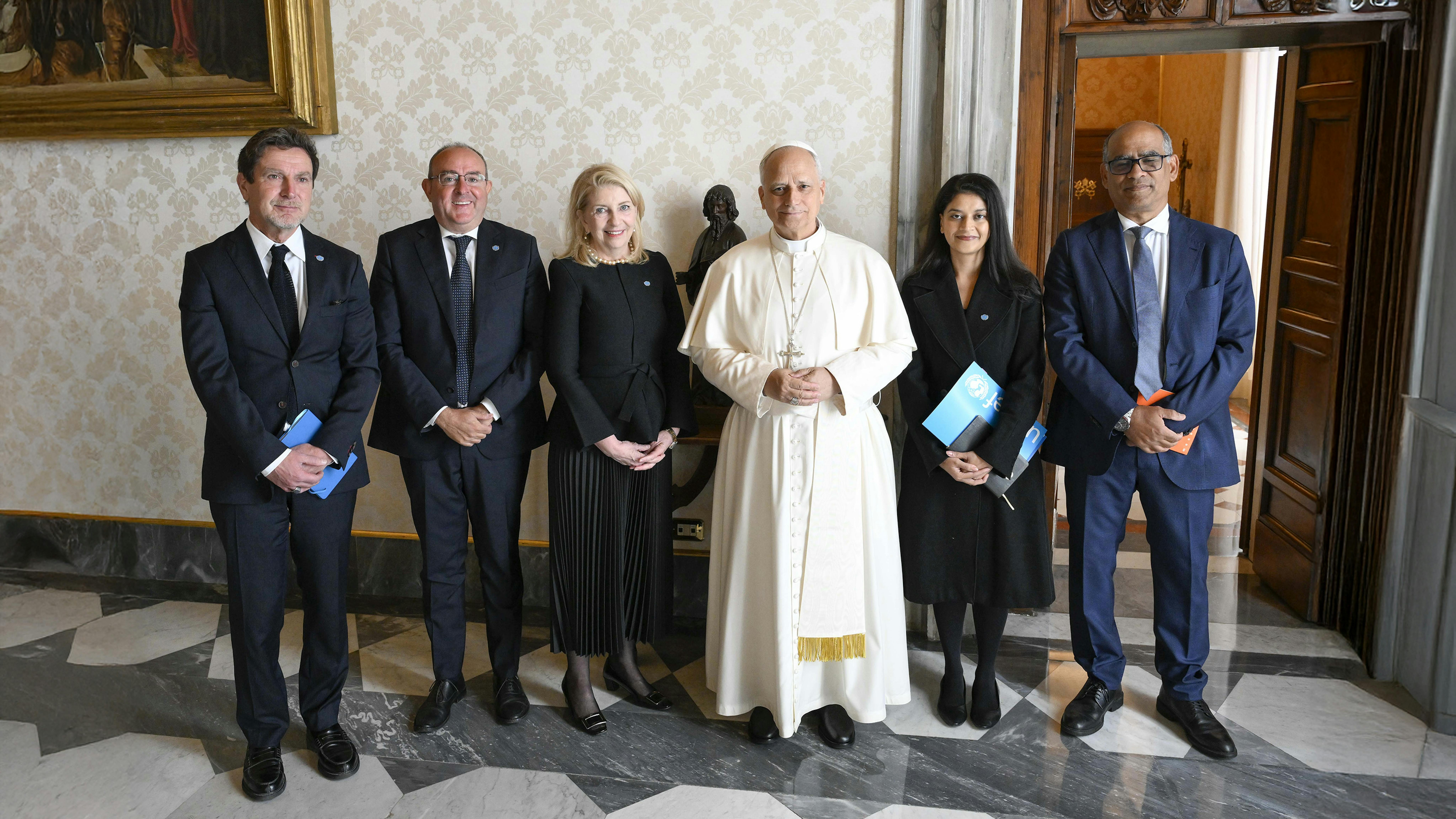 Nella foto, da sinistra: Bertrand Bainvel, Direttore UNICEF dell’Ufficio European Partnership, Nicola Graziano, Presidente dell’UNICEF Italia, la Direttrice Generale dell'UNICEF Catherine Russell, Sua Santità Papa Leone XIV, Nabila Jamshed, Ufficio della Direttrice generale UNICEF e  Alejandro Escalona Aguero, Pubblic Partnership Manager per Francia, Spagna e Italia – UNICEF PPD European Team. © Vatican Media