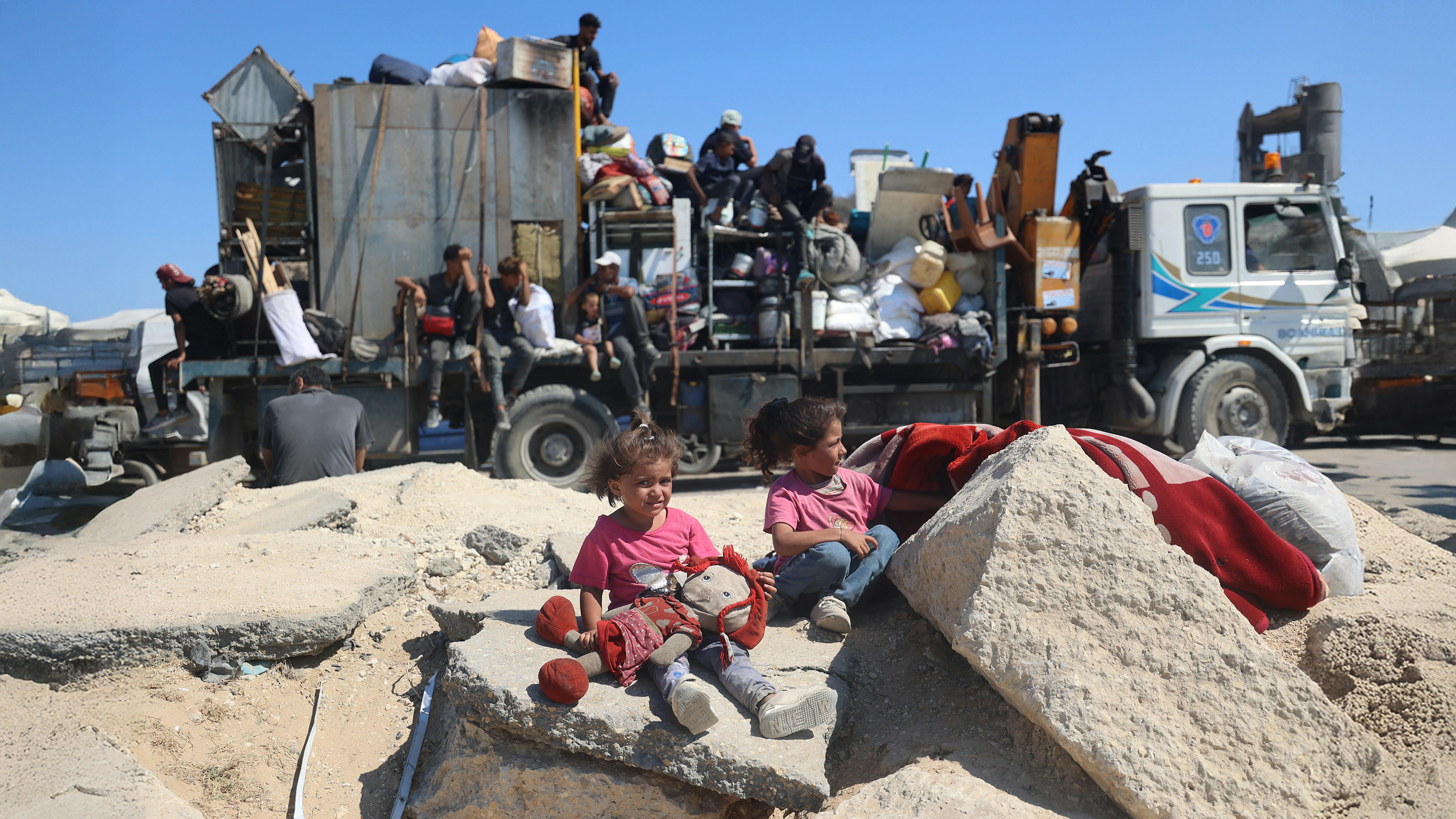 Migliaia di famiglie palestinesi fuggono da Gaza City verso la parte meridionale della Striscia di Gaza tra pesanti bombardamenti e ordini di evacuazione