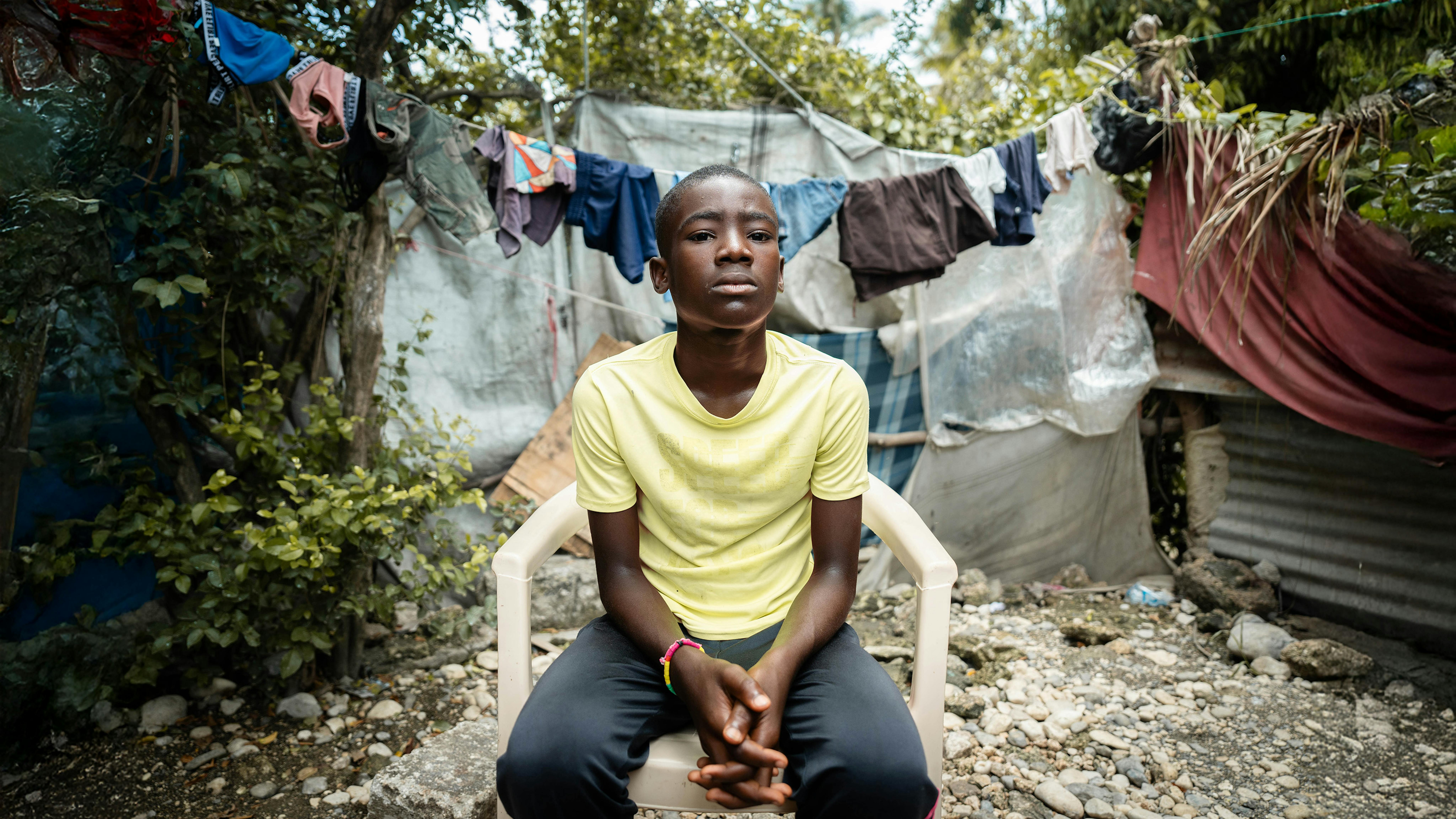 Haiti - Makenley, 13 anni, siede in un angolo del sito per sfollati dove ora vive con sua nonna dopo che sia sua madre che suo padre sono morti.