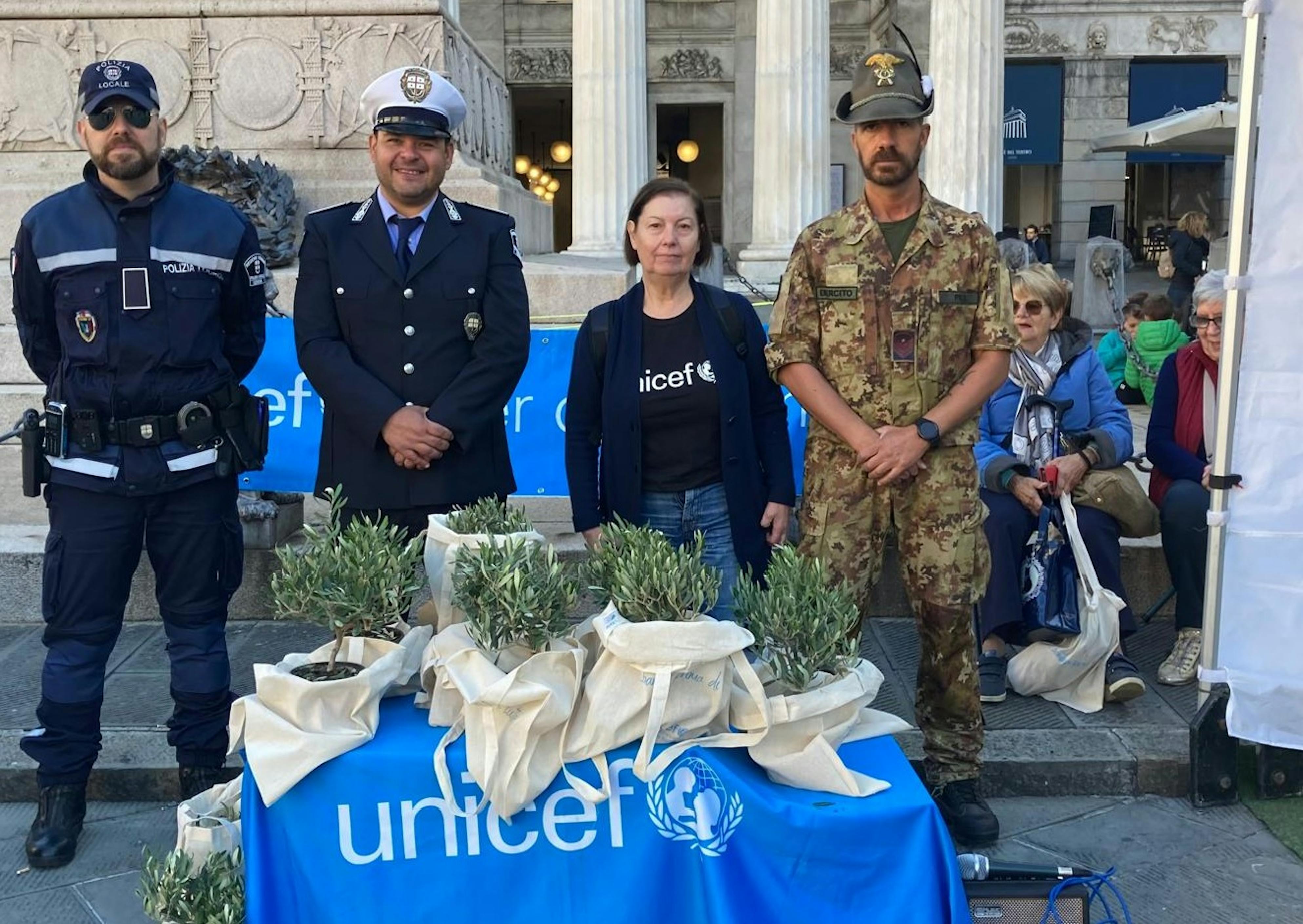 Volontari UNICEF nella città di Genova durante la campagna Ulivo UNICEF
