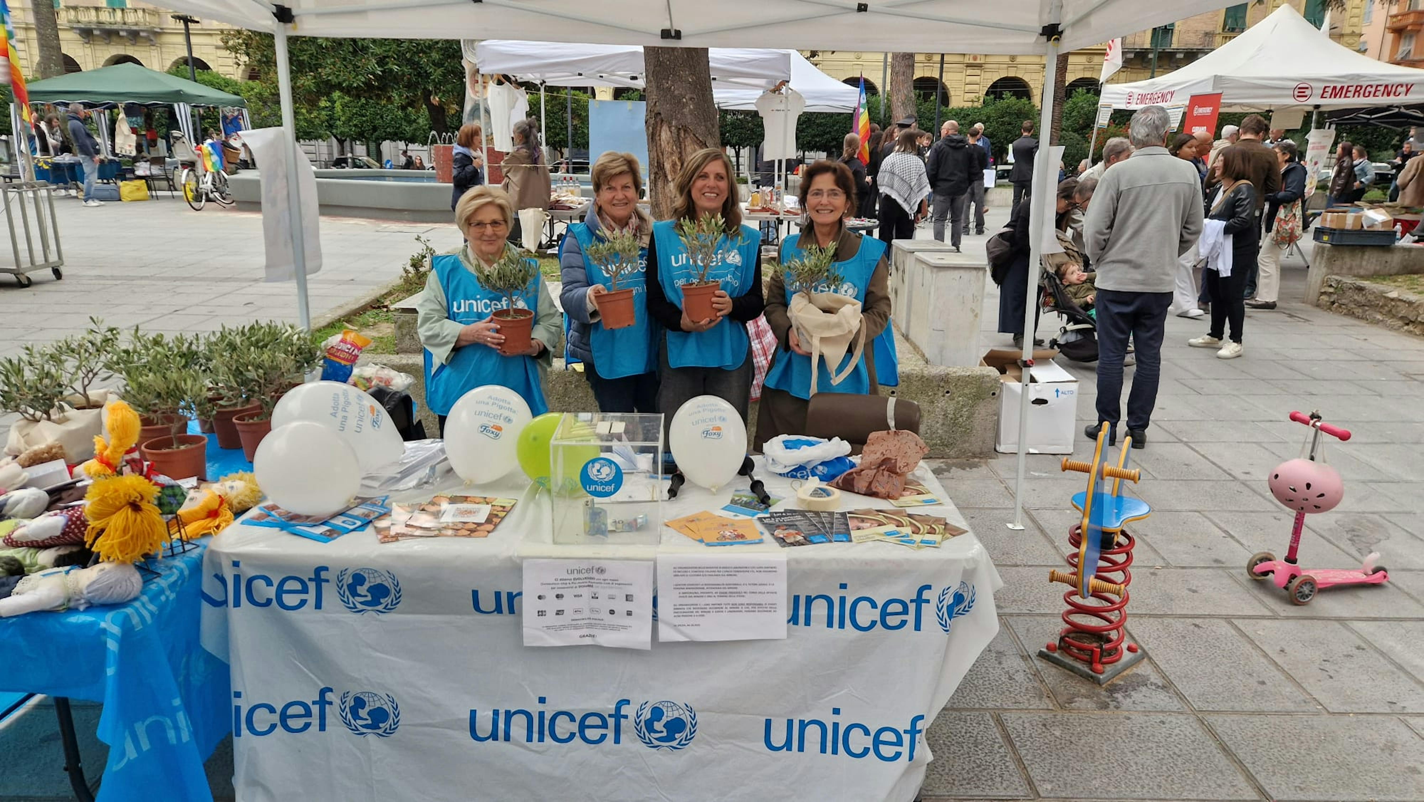 Volontari UNICEF nella città di La Spezia va durante la campagna Ulivo UNICEF