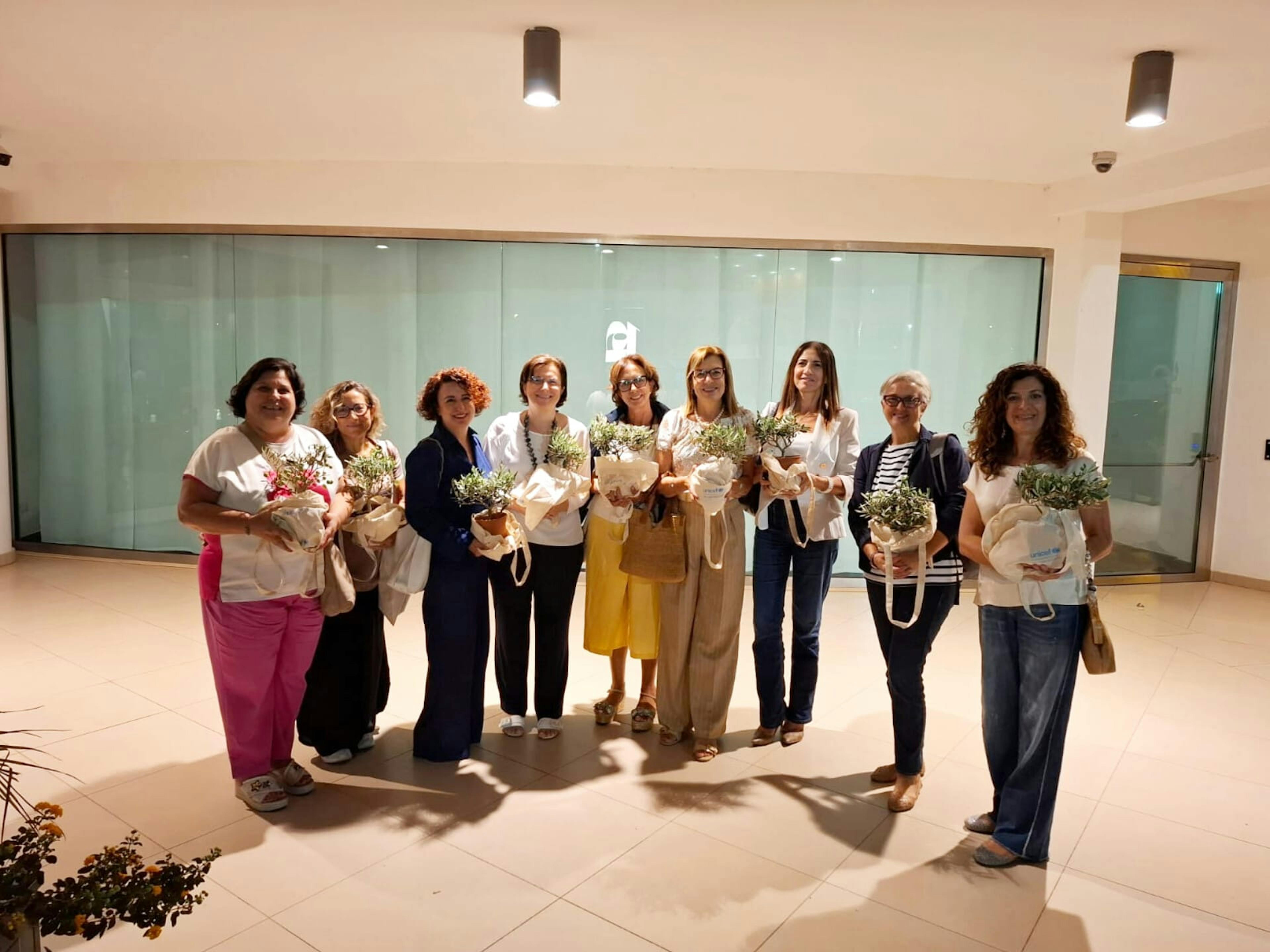 Volontari UNICEF nella città di Lecce durante la campagna Ulivo UNICEF