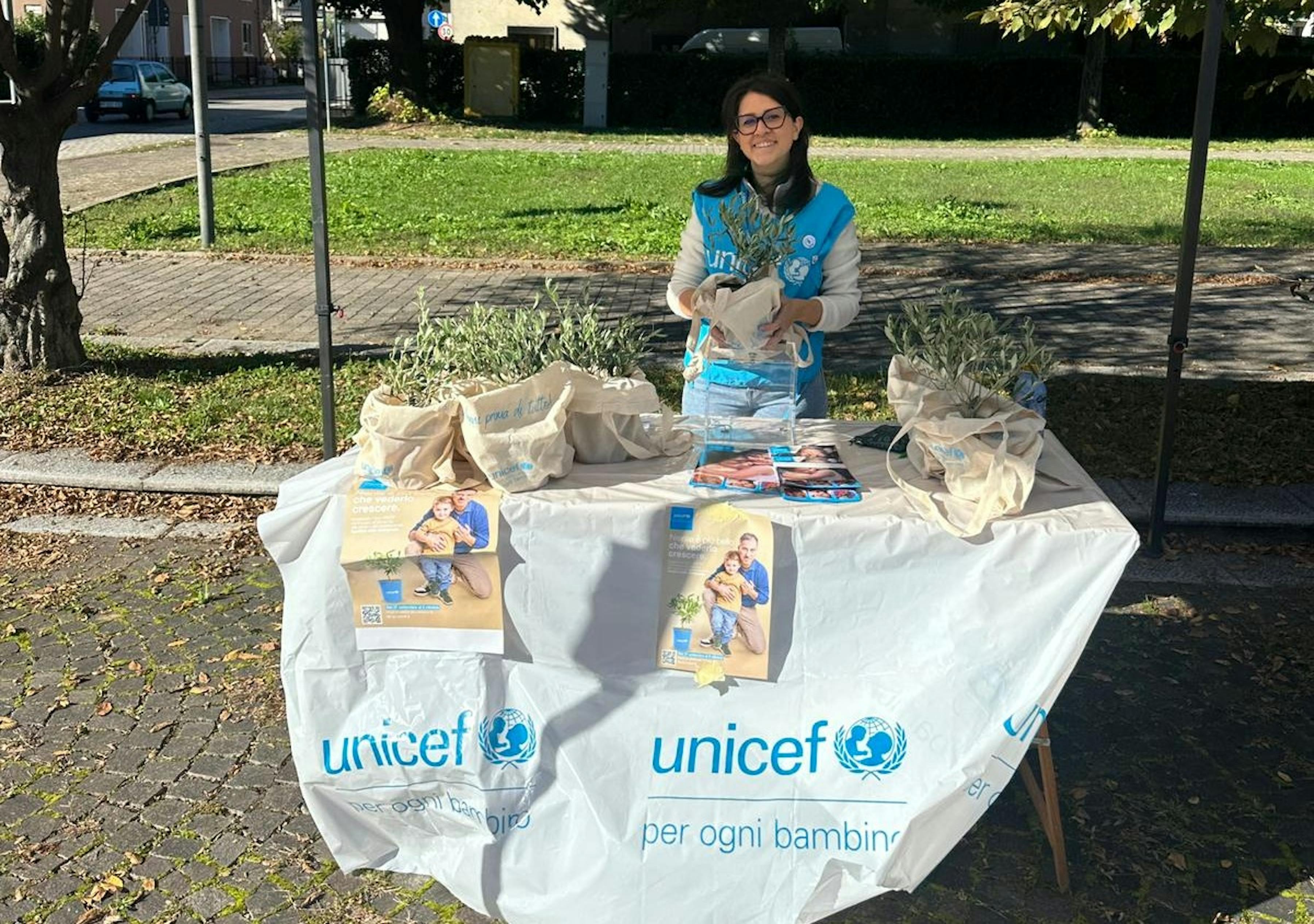 Volontari UNICEF nella città di Monza va durante la campagna Ulivo UNICEF