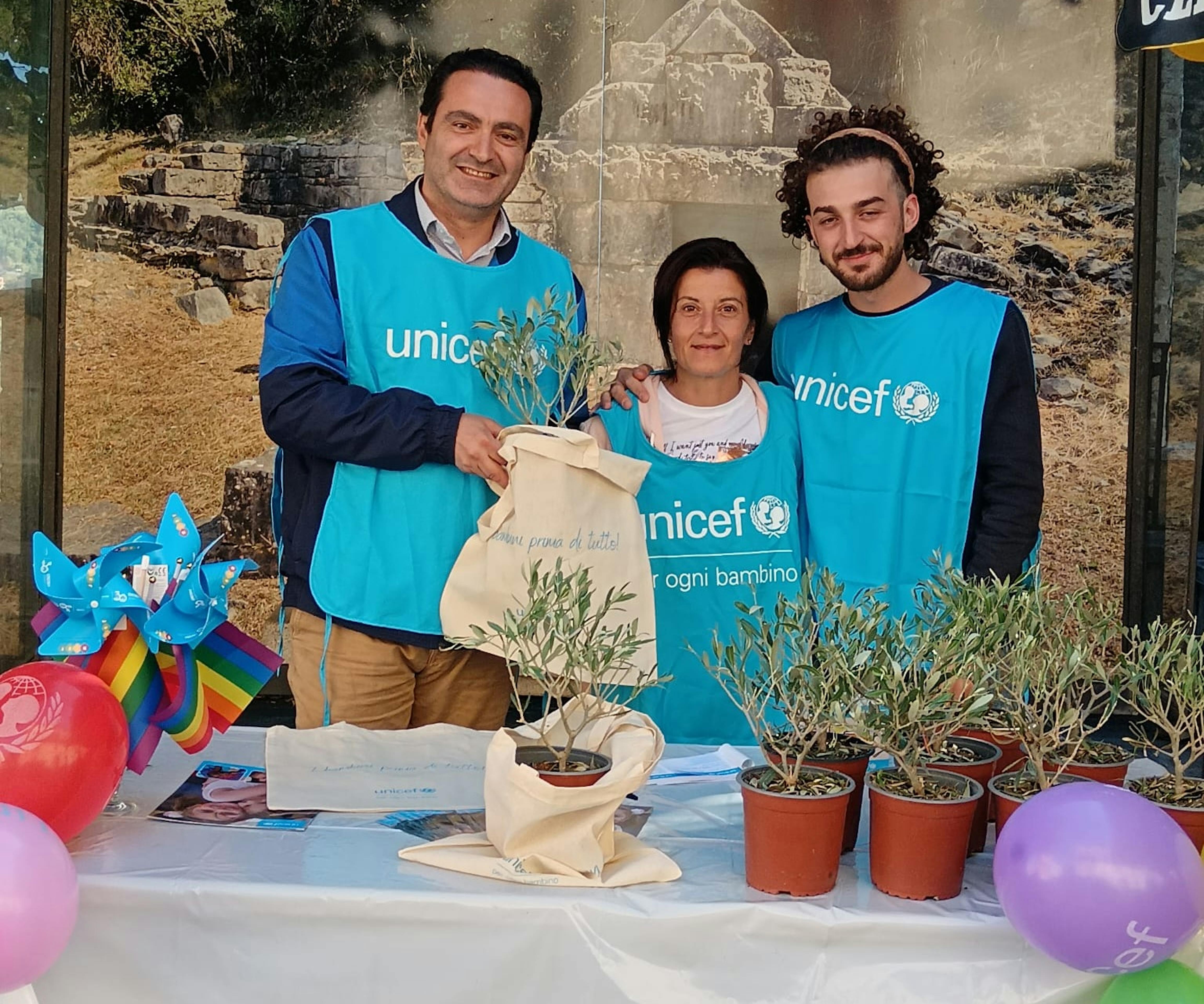 Volontari UNICEF nella città di Salerno va durante la campagna Ulivo UNICEF