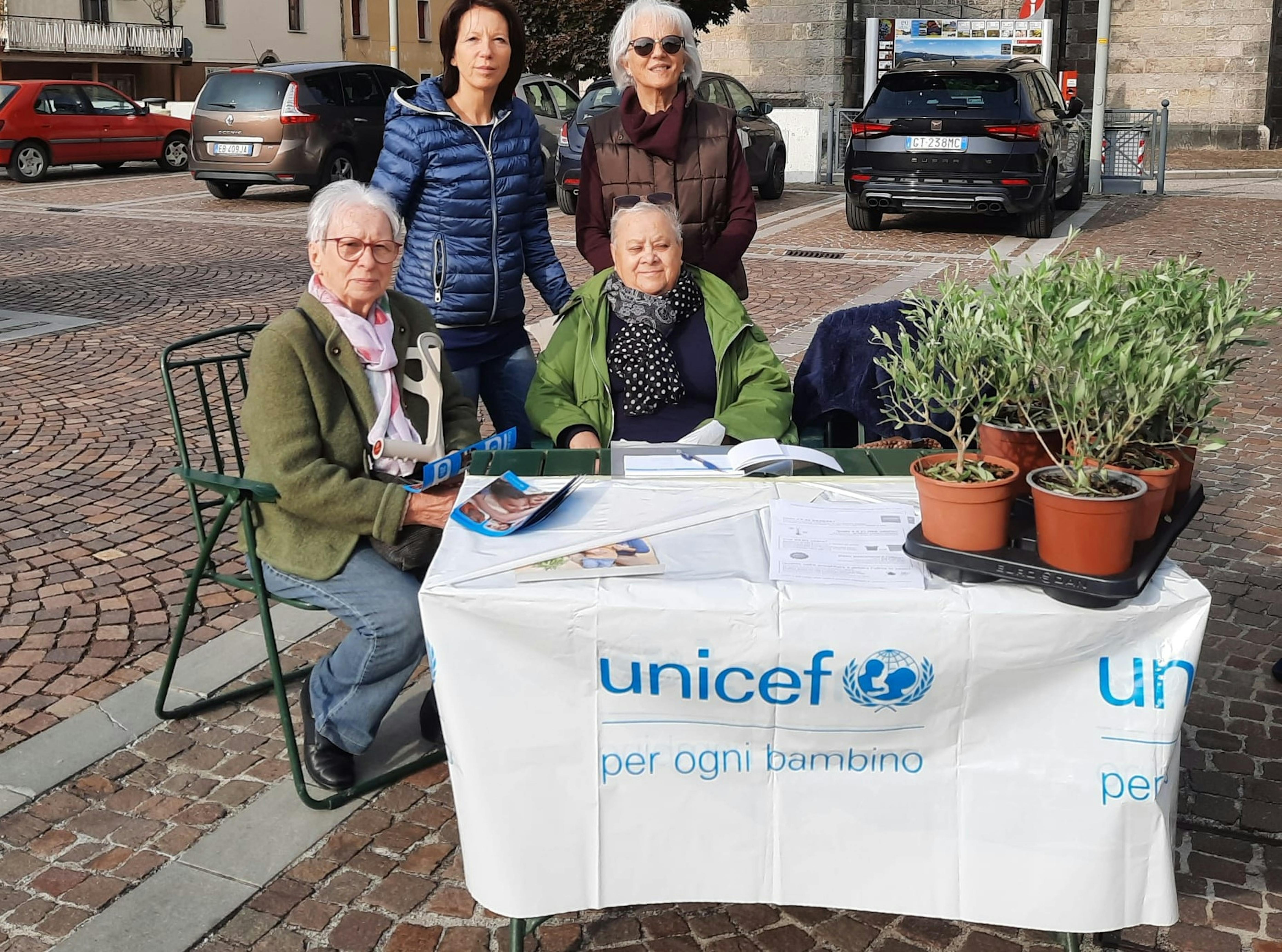 Volontari UNICEF nella città di Udine va durante la campagna Ulivo UNICEF