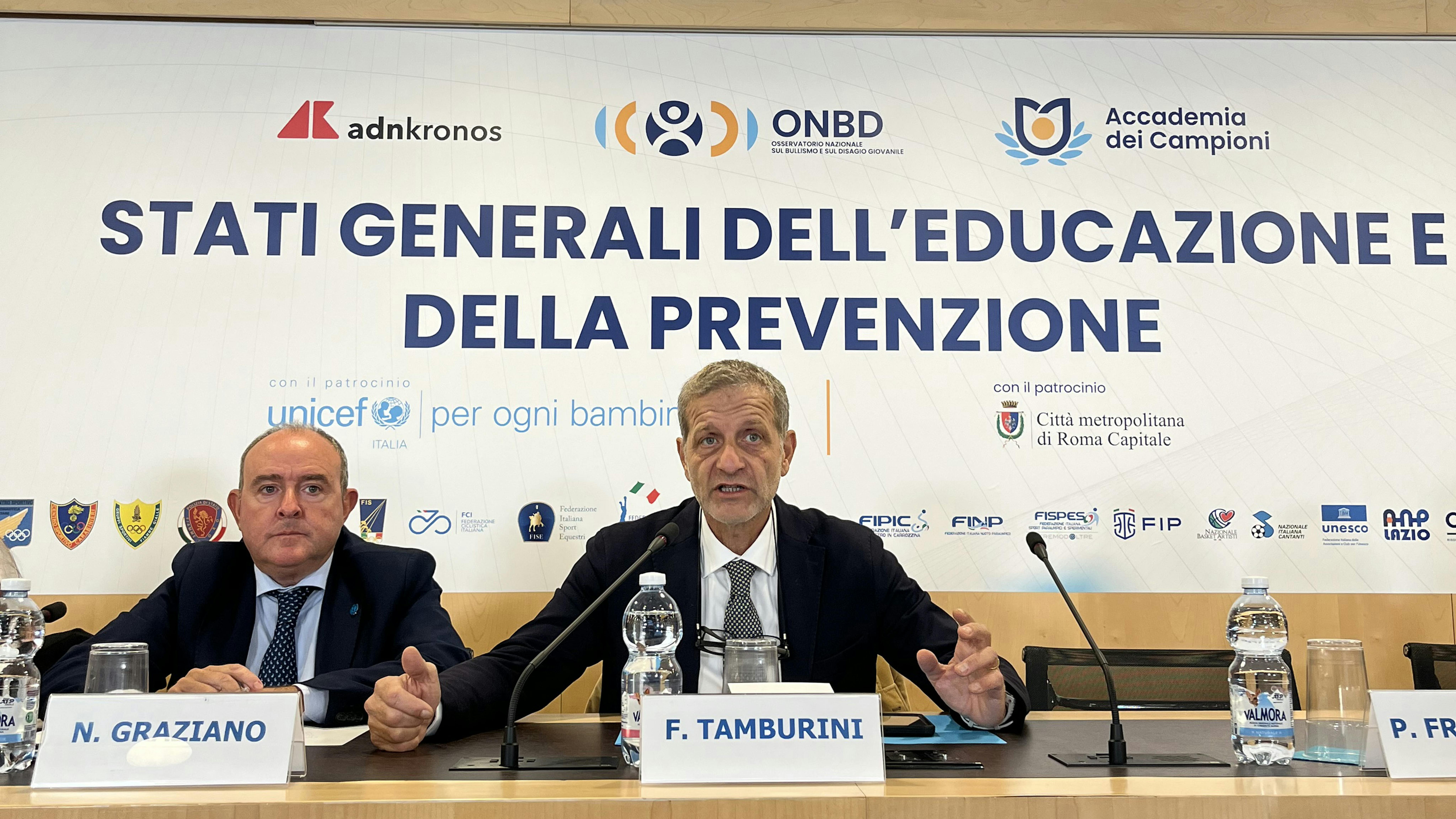 Da sinistra il presidente dell'UNICEF Italia Nicola Graziano e a destra il giornalista Fabio Tamburini