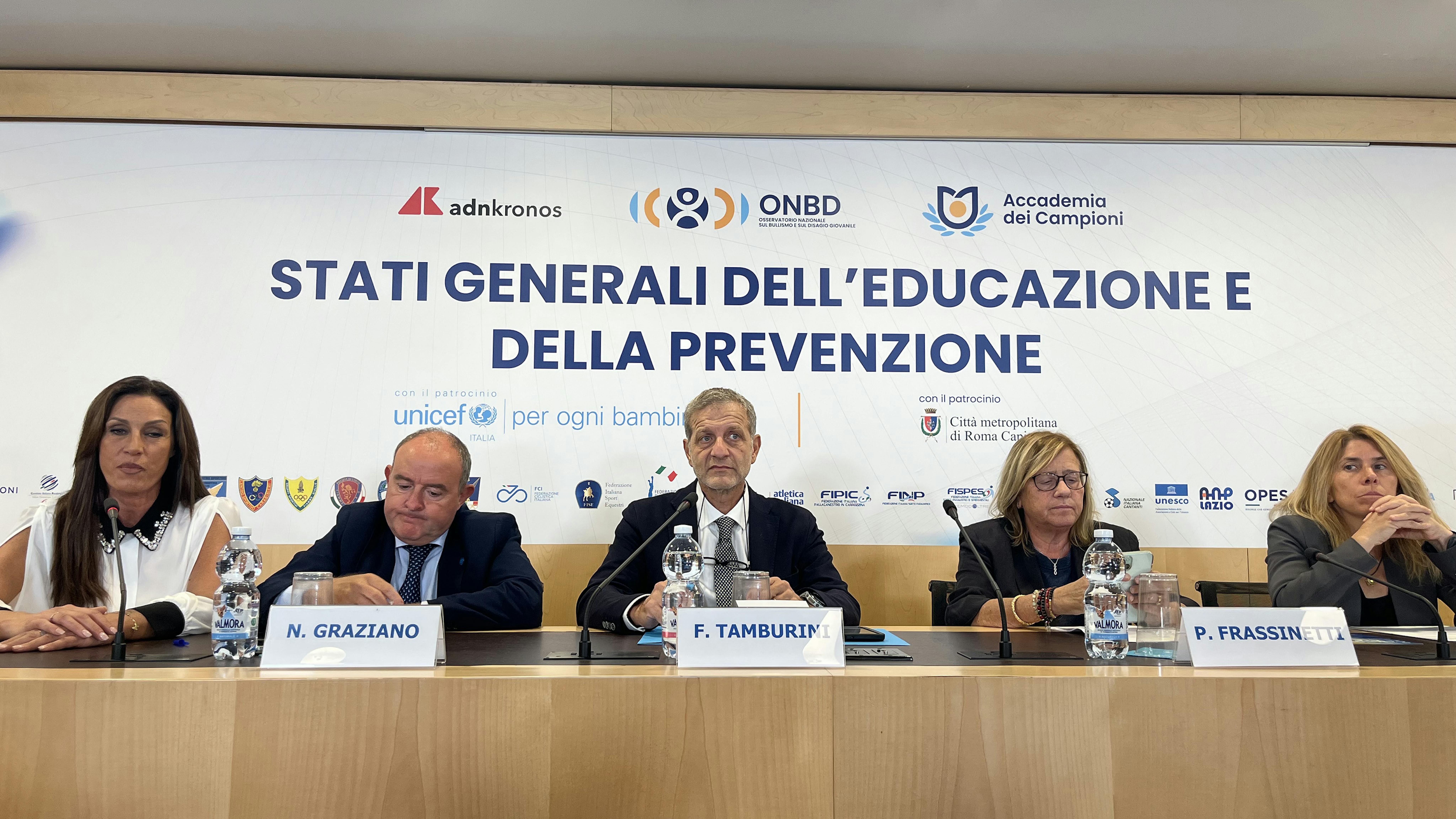Da sinistra Annalisa Minetti, il presidente dell'UNICEF Italia Nicola Graziano, io giornalista Fabio Tamburini e il Sottosegretario all’Istruzione On. Paola Frassinetti