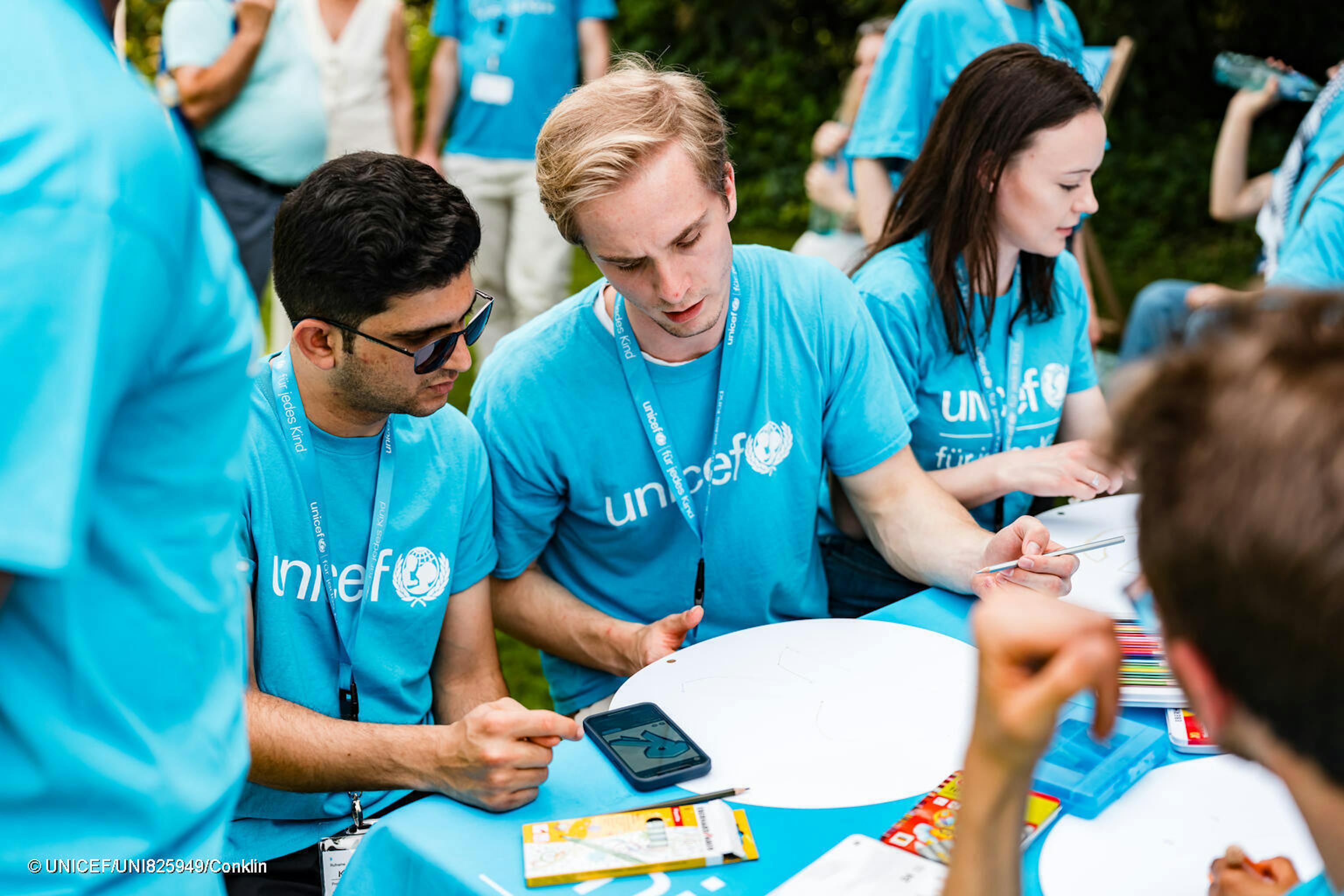 Ragazzi con tshirt UNICEF, hero cumed