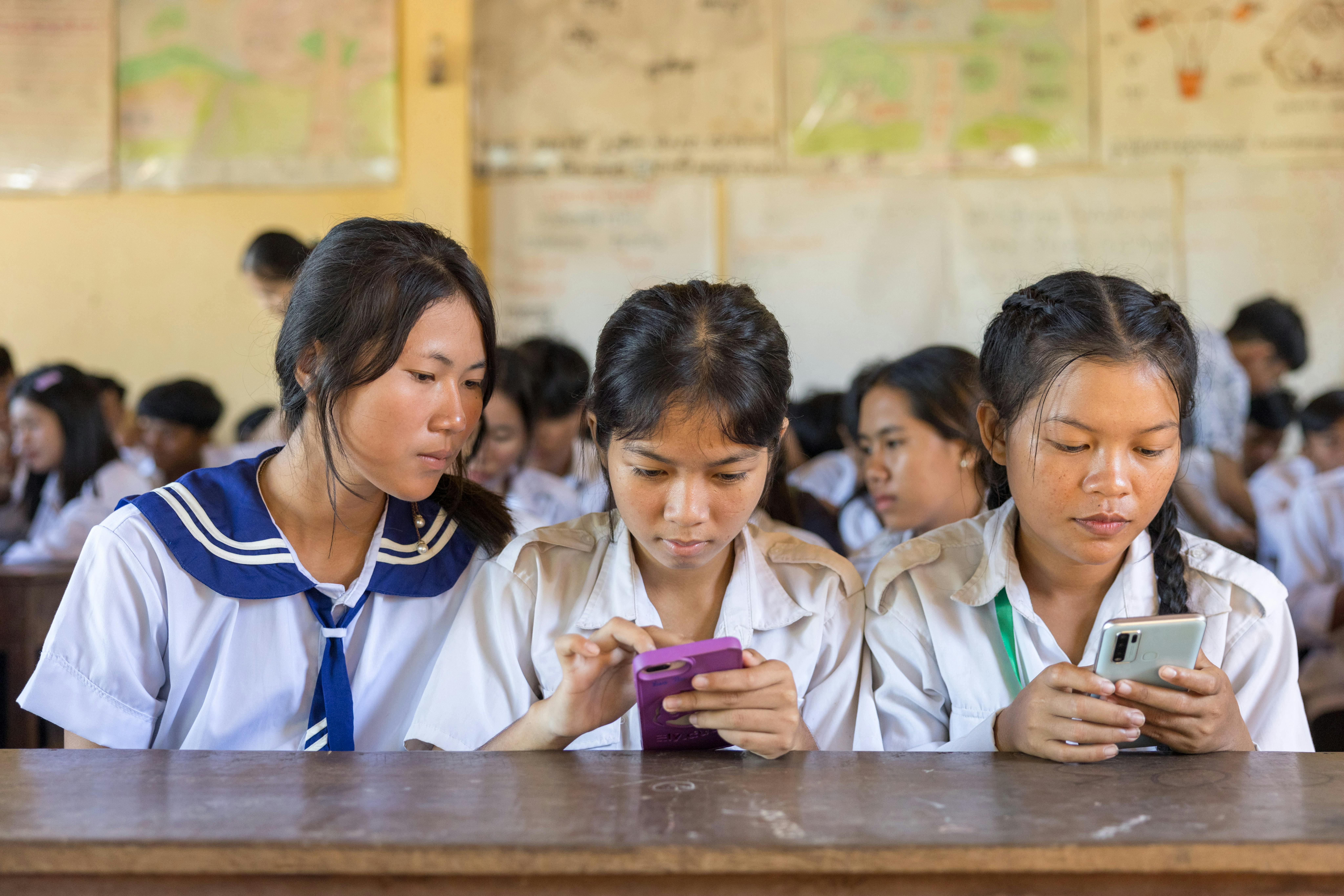 Cambogia, 23 novembre 2023, scuola Se San Sovathipheap, provincia di Stung Treng. Studentesse partecipano alle attività di educazione alle competenze di vita locali nell'ambito dell'iniziativa Generation Future.