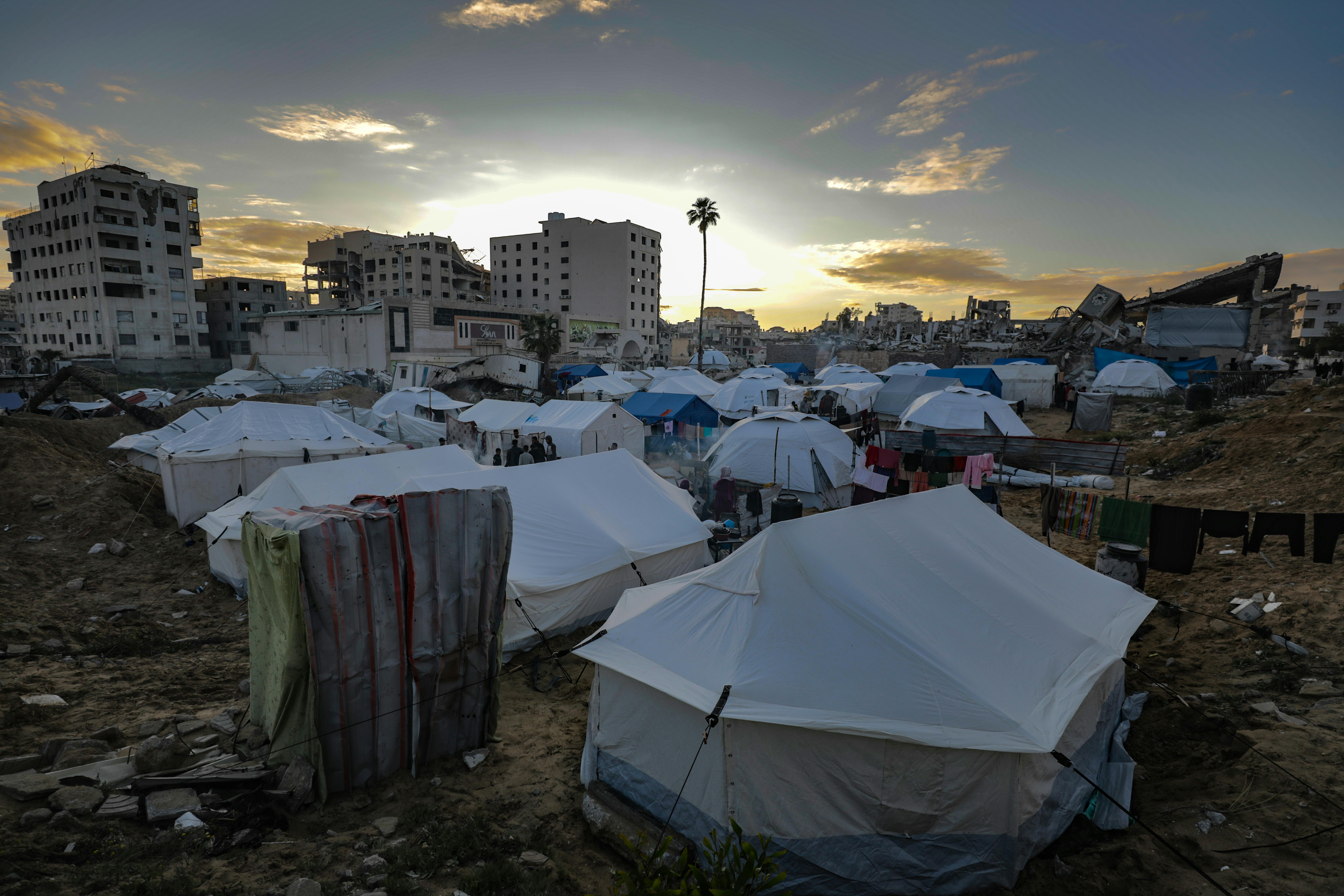 Gaza City, Omar Al Mokhtar Street: rifugi improvvisati costruiti dalle famiglie sfollate.