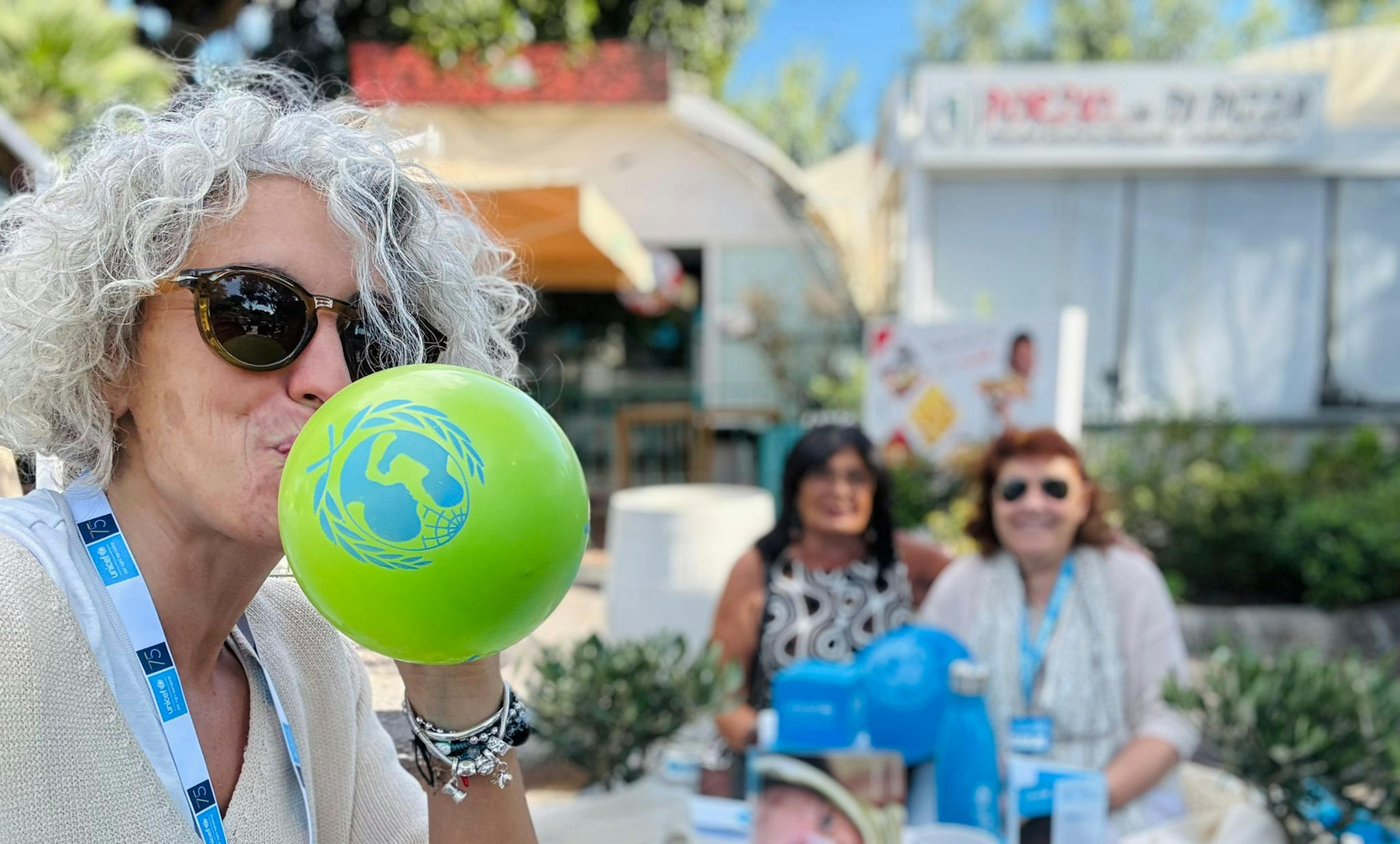 Volontari UNICEF ad Ischia durante la campagna Ulivo UNICEF