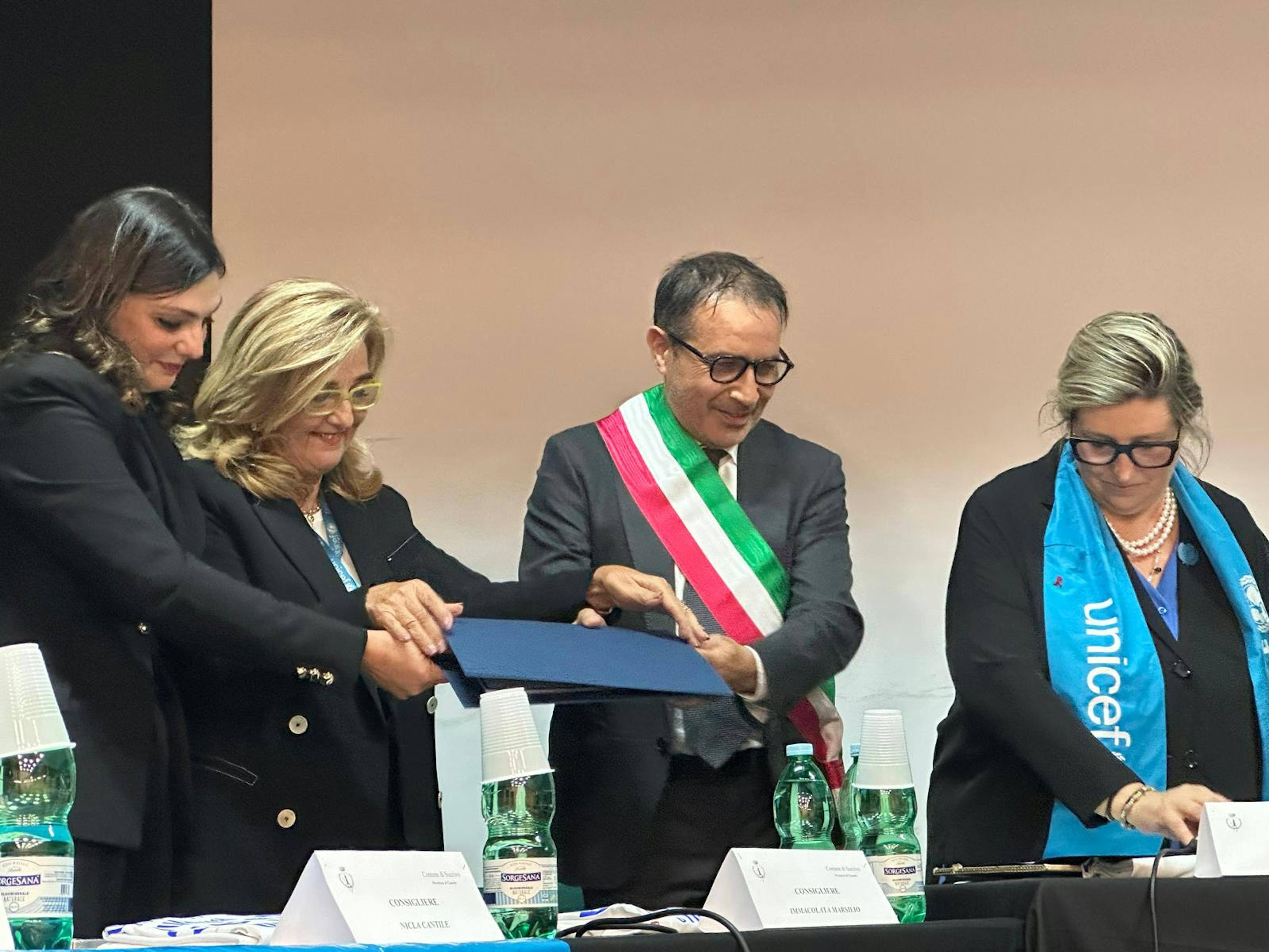 Foto del momento dell'accreditamento di Succivo (CE) a Città Amica dei bambini e degli adolescenti