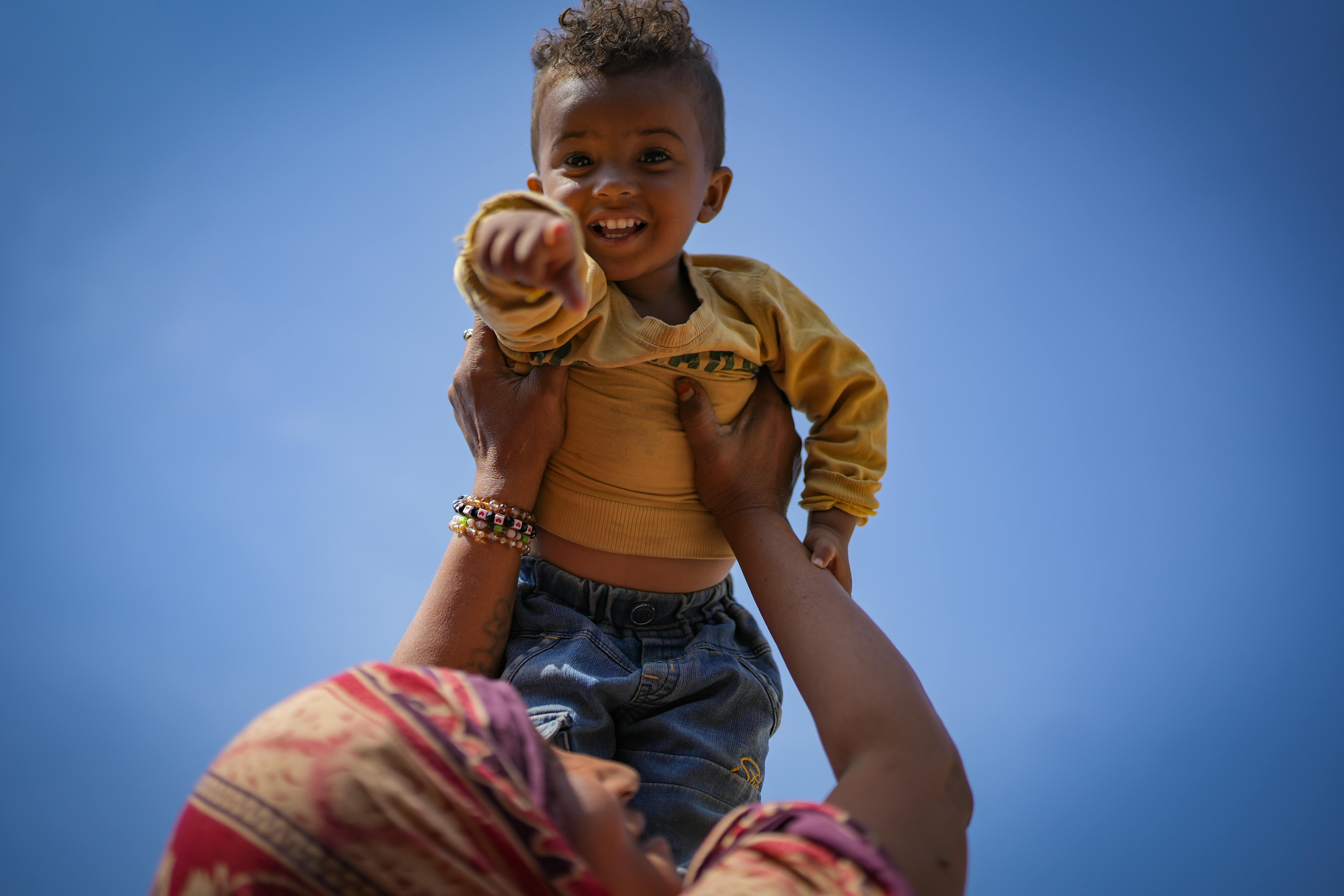 È il 20 dicembre! Il secondo compleanno di Sanad! Sanad ha avuto una grave malnutrizione acuta quando aveva solo 4 mesi. Grazie all'assistenza sanitaria fornita in tempo presso il centro di alimentazione terapeutica supportato dall'UNICEF nell'ospedale Ibn Khaldoon di Lahj, nello Yemen, e al costante follow-up da parte della famiglia,