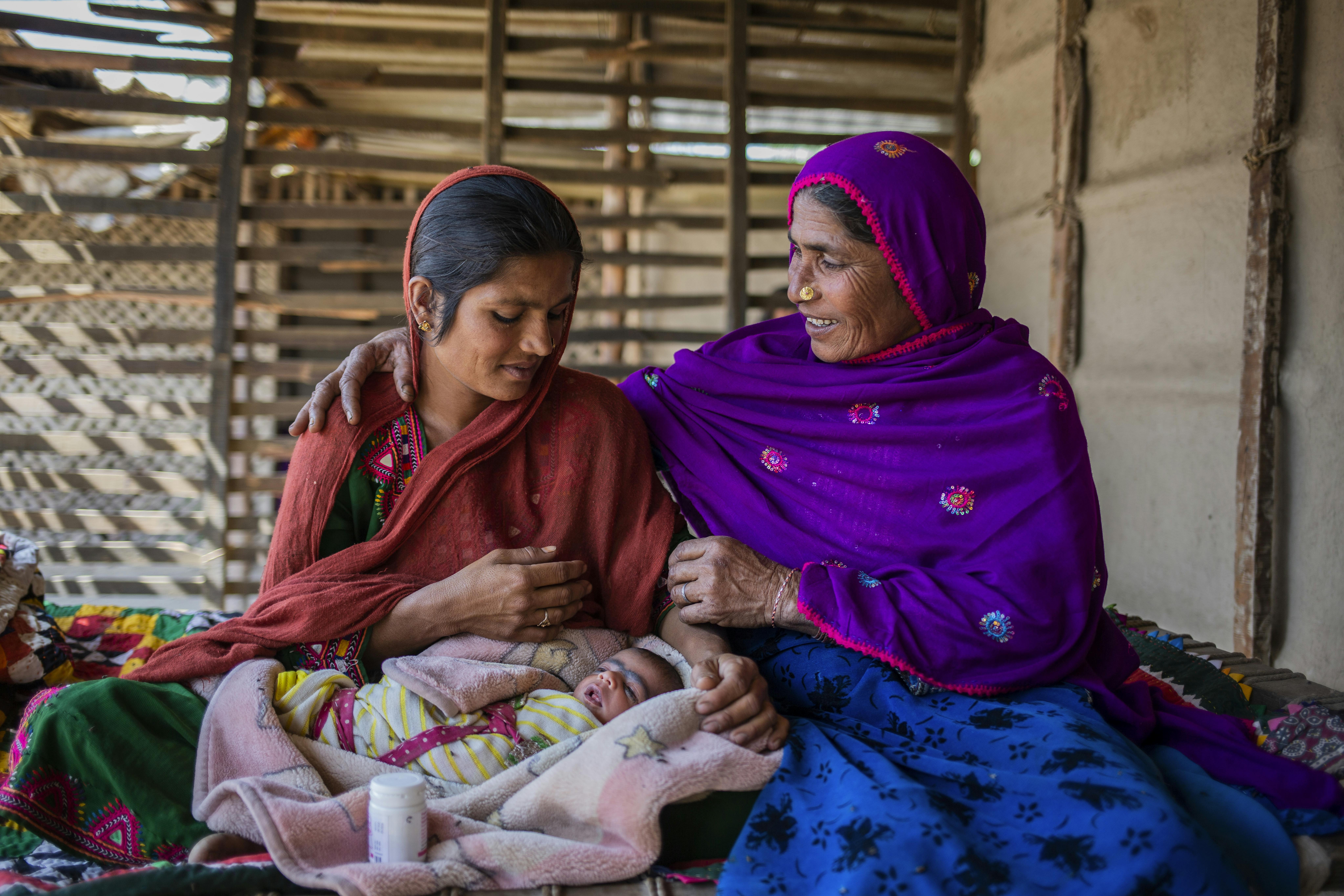 Pakistan: Rozan, nata sorda, ha ricevuto integratori multivitaminici durante la sua gravidanza grazie a una volontaria di comunità formata dall'UNICEF. Questi supplementi, insieme a controlli nutrizionali e visite prenatali, hanno migliorato la sua salute e quella del bambino.