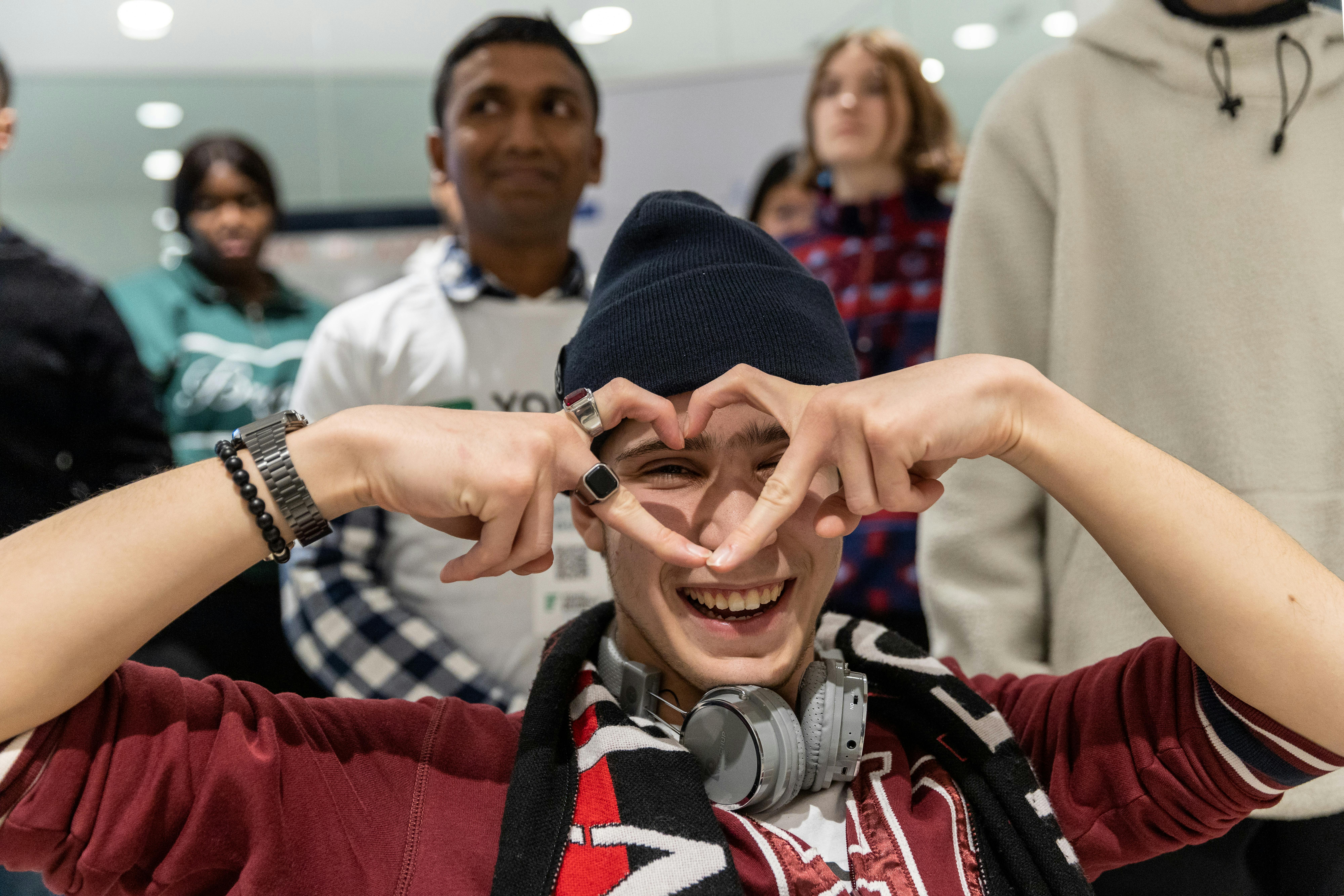 Ragazzo fa un cuore con le mani _ Yab Milano