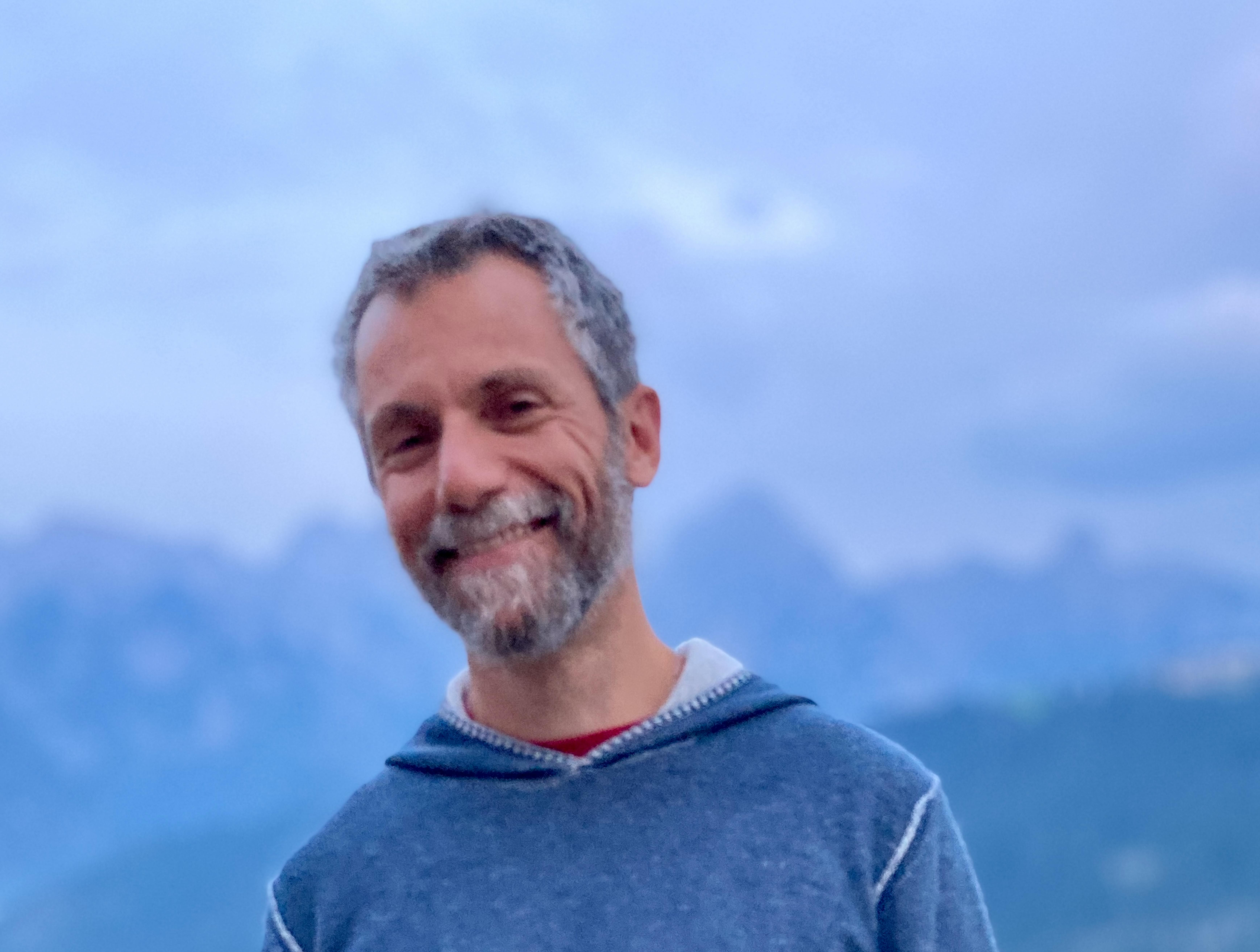 Intervistiamo Andrea Santoro, counselor, scrittore e studioso di cultura maschile. Si occupa presso l'associazione Cerchio Degli Uomini di percorsi di sostegno alla paternità e prevenzione della violenza maschile a donne e minorenni, oltre che di laboratori di sensibilizzazione nelle scuole secondarie sulle tematiche della parità di genere.