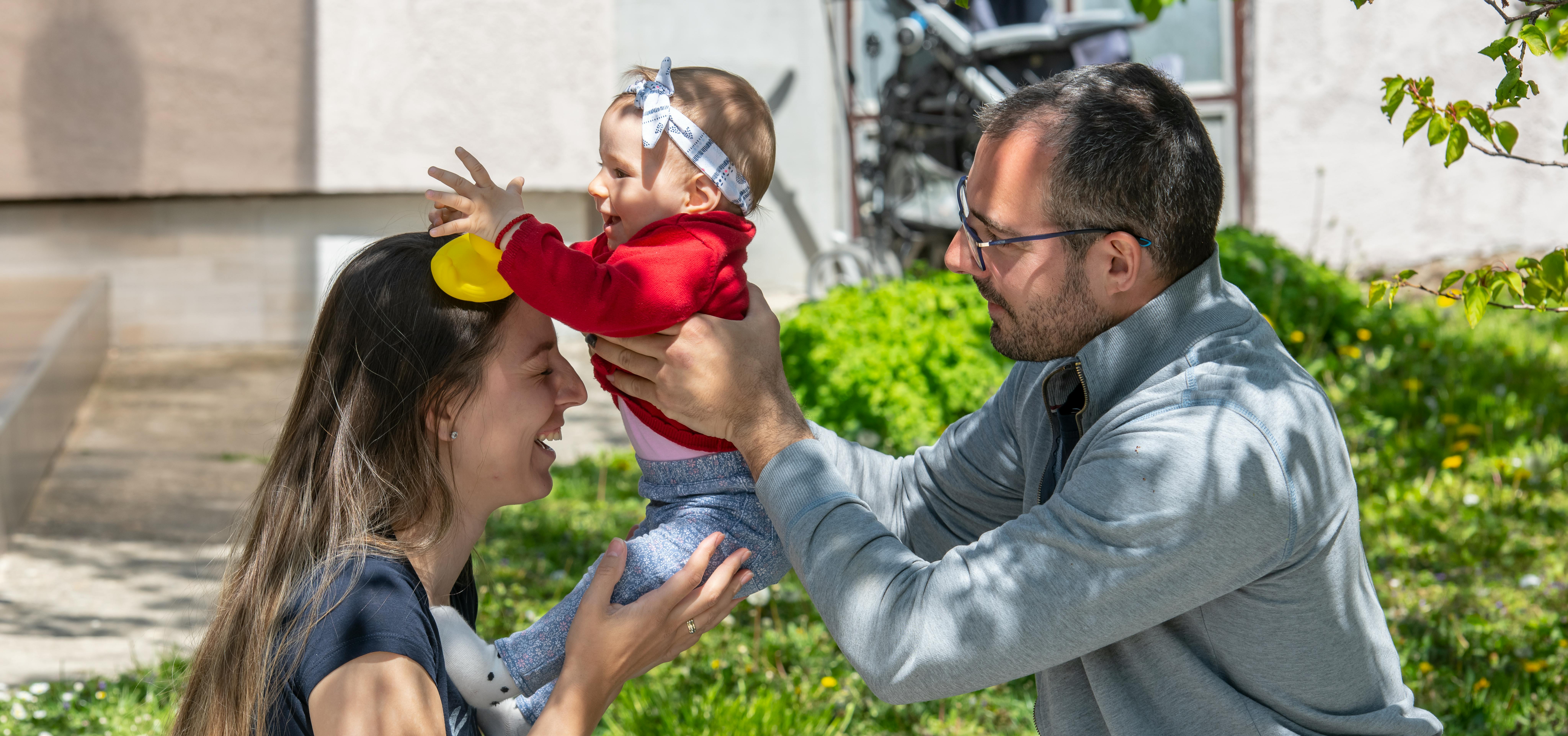 Visita alla famiglia Govorcin a Novi Sad, Serbia, nell'ambito del programma di sviluppo della prima infanzia. Assistenza ai caregiver il 25 aprile 2021. La madre Magdalena e il padre Nikola stanno giocando e prendendosi cura della loro bambina di sette mesi Helena.