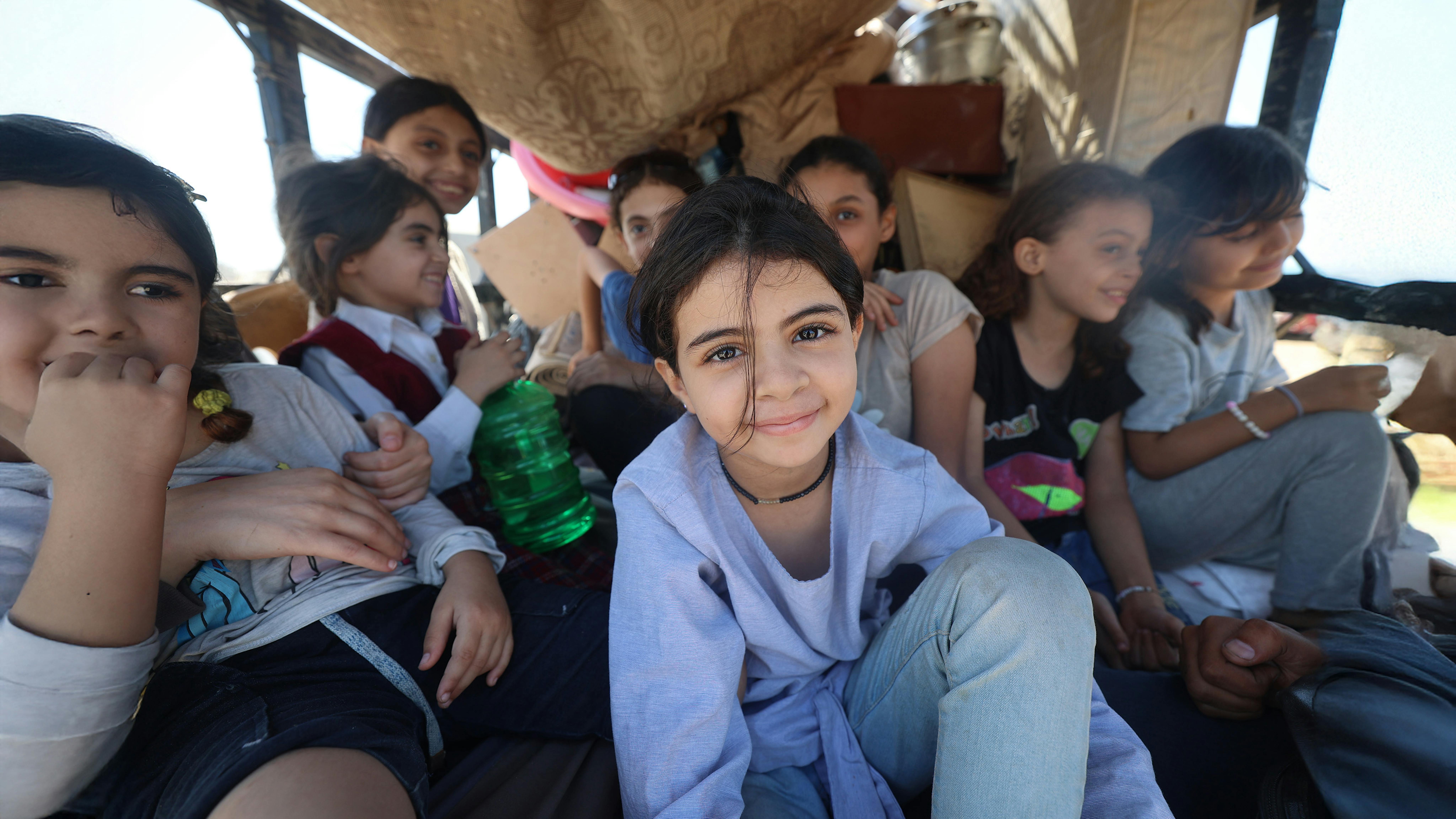 Migliaia di famiglie palestinesi fuggono da Gaza City verso la parte meridionale della Striscia di Gaza tra pesanti bombardamenti e ordini di evacuazione, senza sapere se troveranno riparo, cibo, acqua o accesso ai servizi di base