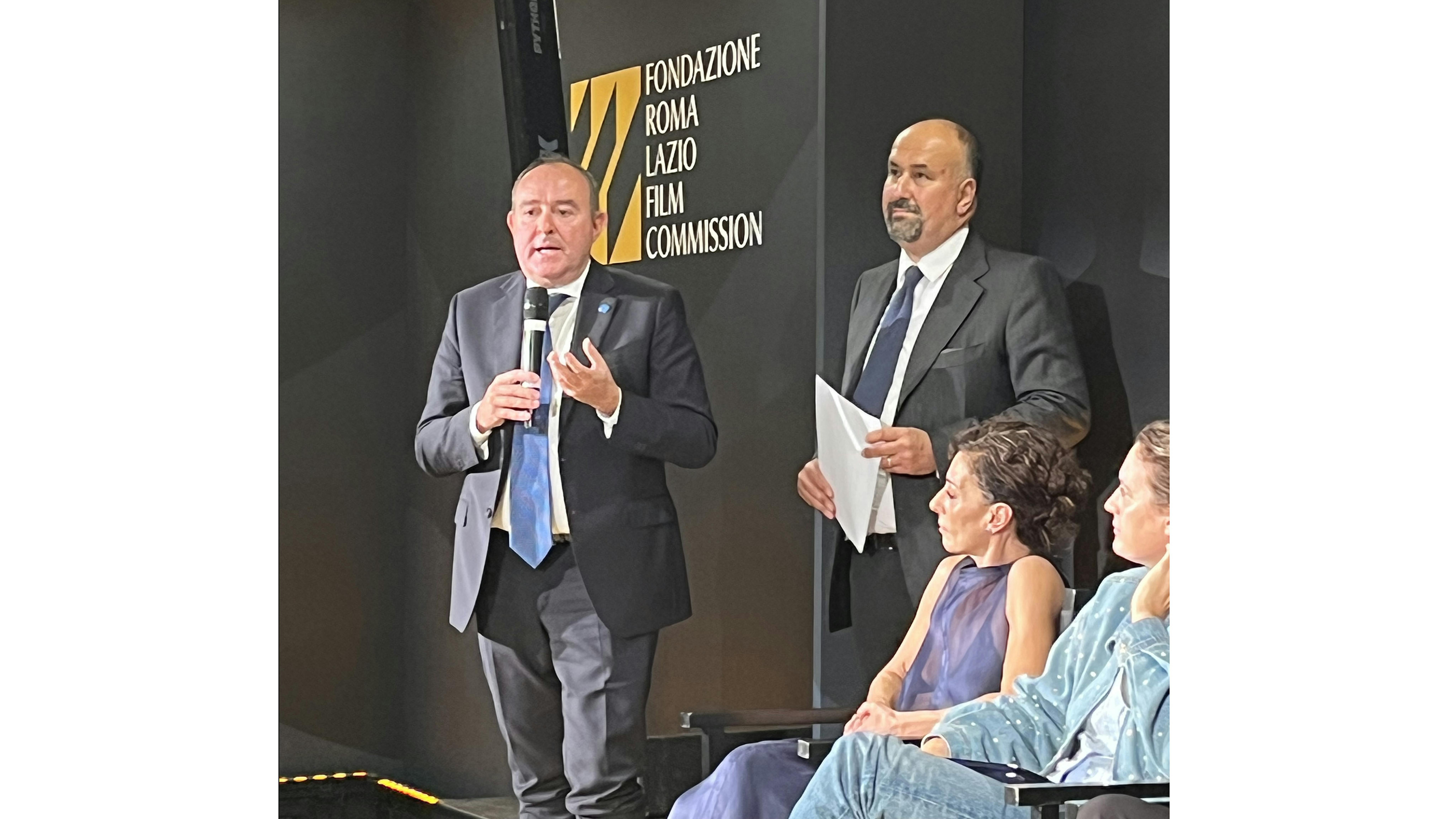 In piedi da sinistra Nicola Graziano, Presidente dell' UNICEF Italia, Diego Righini, Presidente del premio Sorriso Diverso. Sedute da sinistra Lidia Vitale, madrina dell’evento  Augustina Macri, regista di Miss Carbon (miglior film straniero)