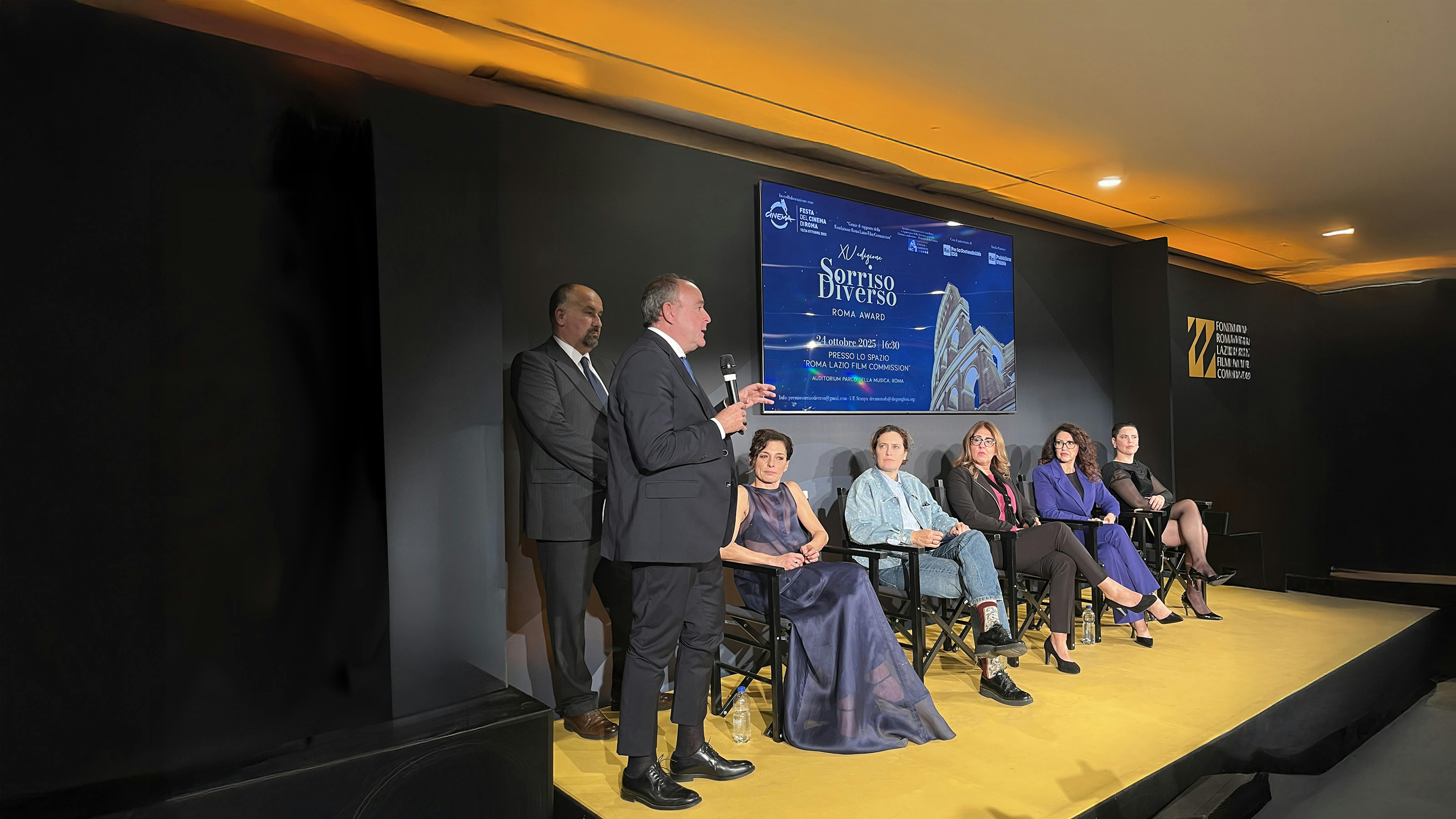 Da sinistra Diego Righini, Presidente del premio Sorriso Diverso, Nicola Graziano, Presidente dell'UNICEF Italia, Lidia Vitale, madrina dell’evento  Augustina Macri, regista di Miss Carbon (miglior film straniero)  Paola Tassone, direttrice Artistica del premio Sorriso Diverso  Maria Teresa Bellucci, Vice ministro lavoro e politiche sociali Silvia Salemi, cantautrice