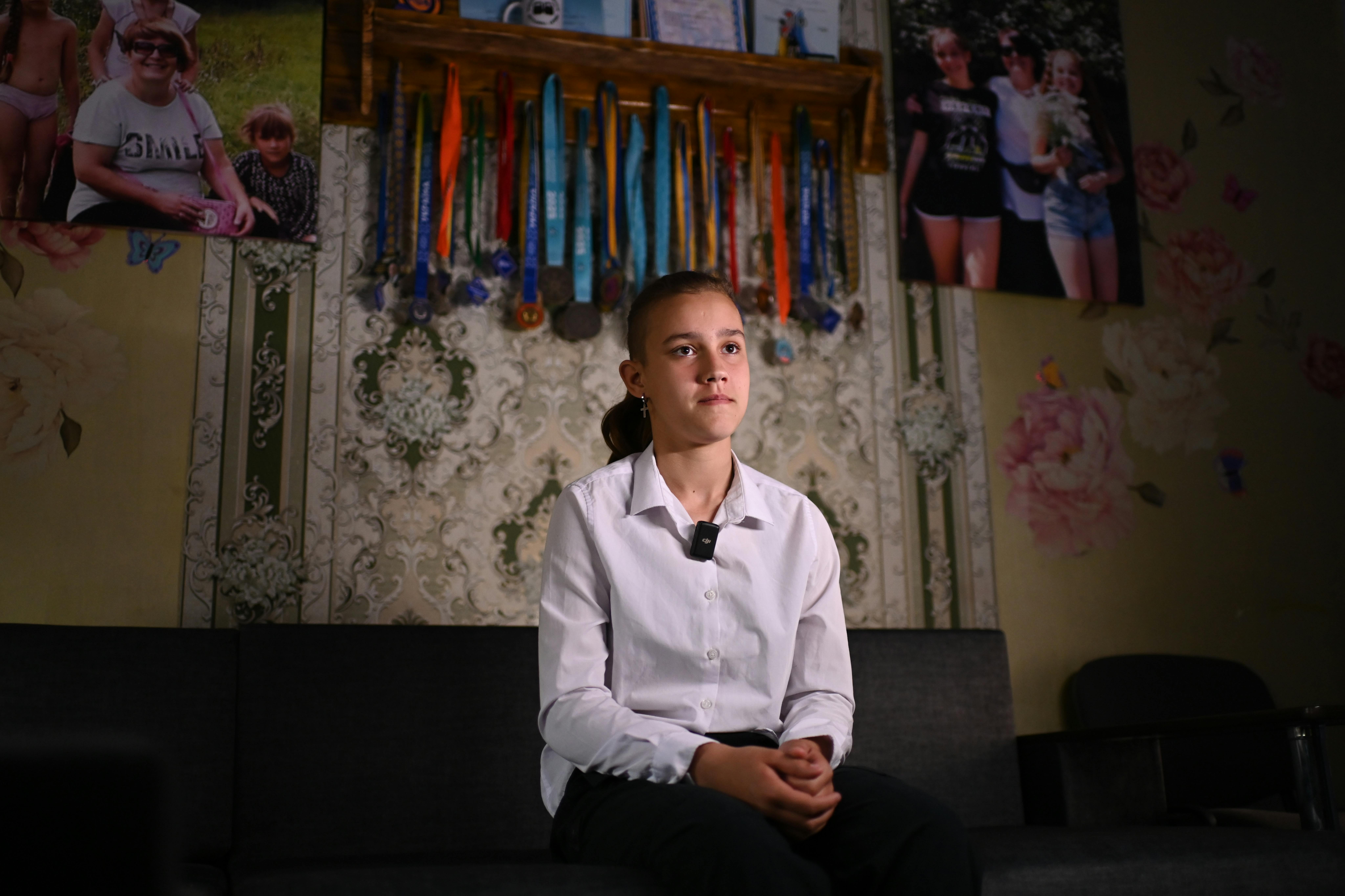 Erika, campionessa nazionale e internazionale di sollevamento kettlebell, siede a casa davanti a un muro fiancheggiato da medaglie che ha guadagnato negli ultimi due anni. Erika vive in una casa famiglia a Znamenivka, nella regione di Dnipropetrovsk, dove lo sport è un valore fondamentale per la famiglia. Siamo in Ucraina, a Dinpro