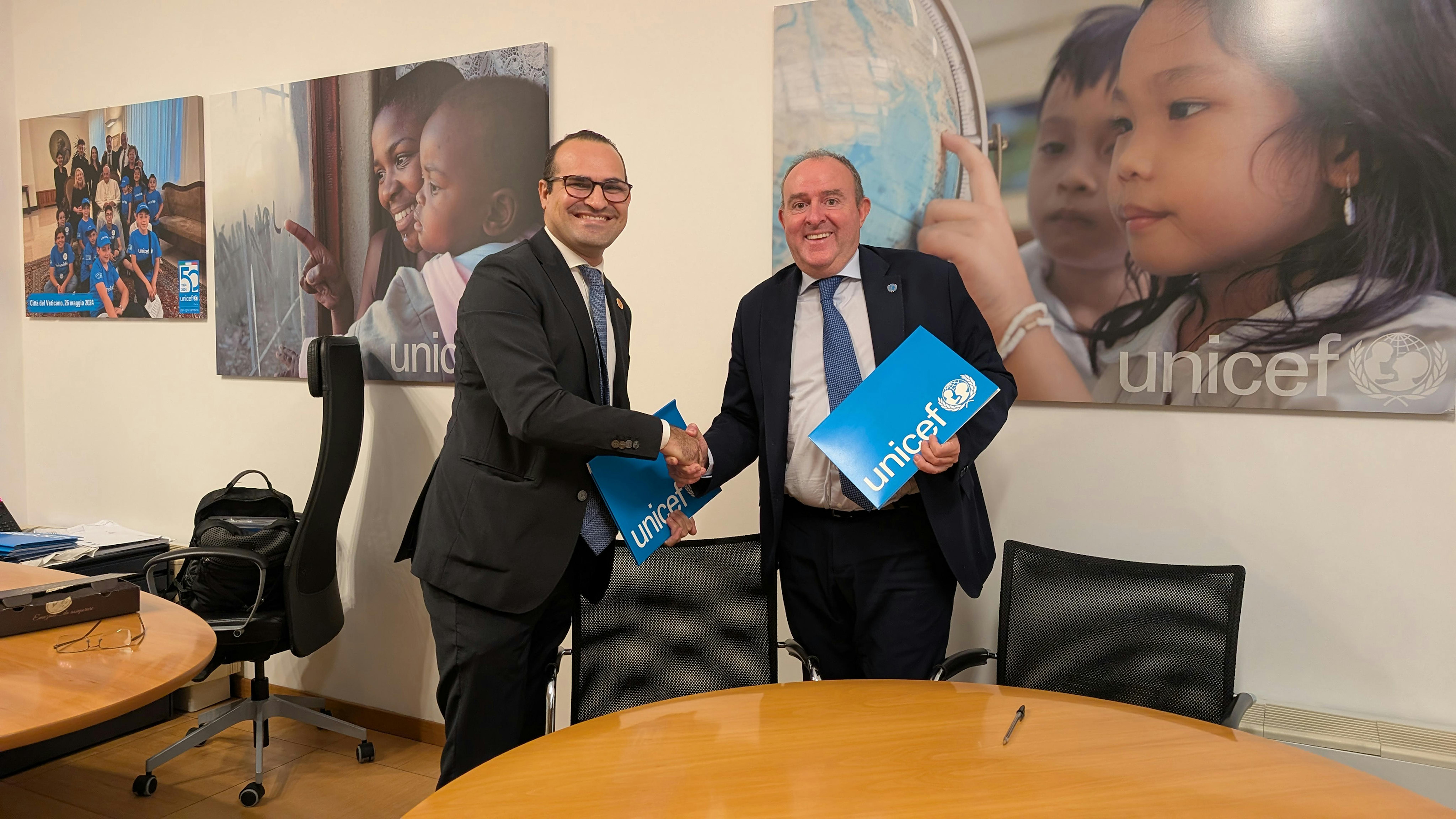 La stretta di mano tra il Presidente dell’Associazione I Sud del Mondo, Pompeo Torchia e il Presidente dell'UNICEF Italia Nicola Graziano
