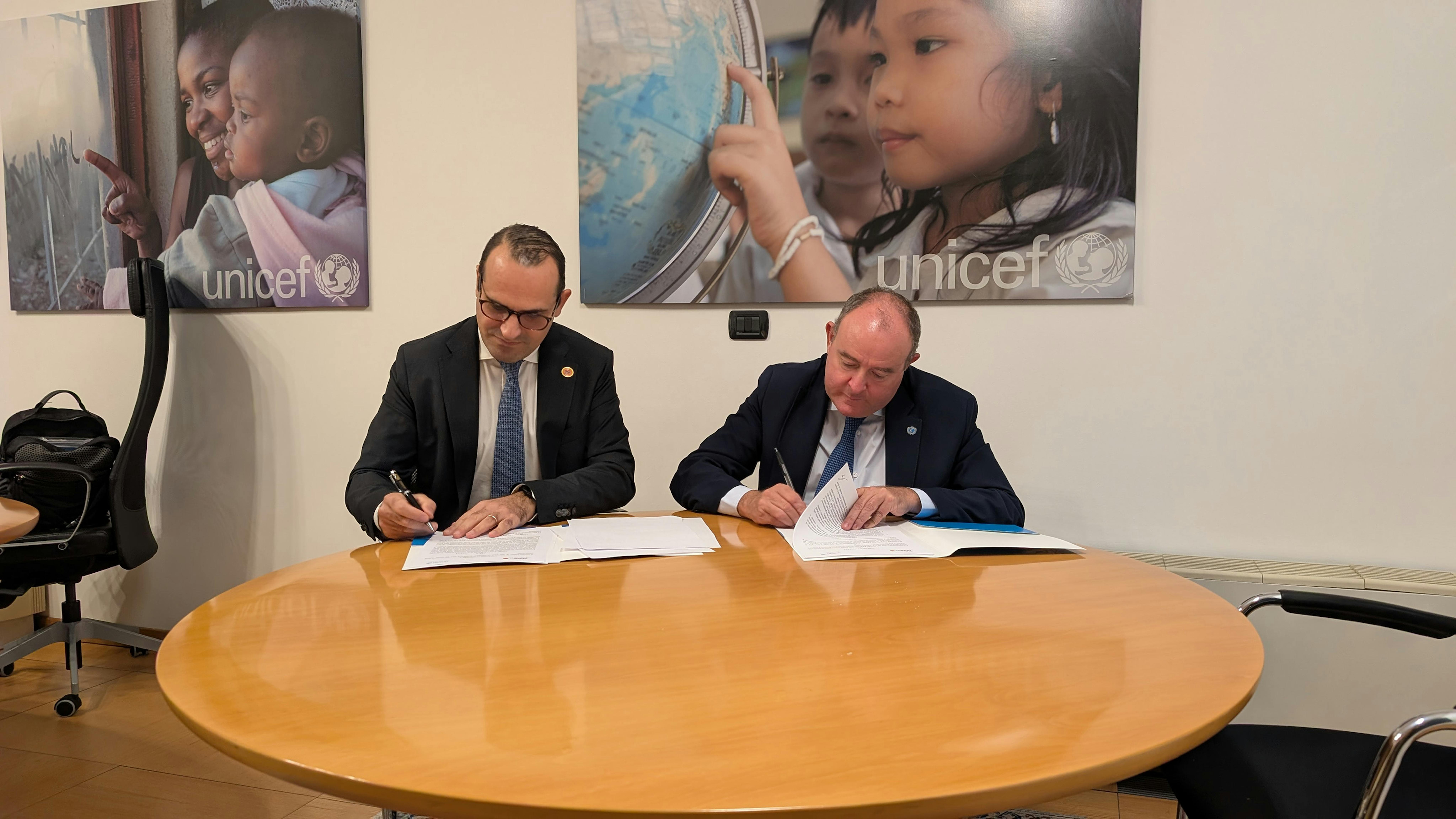 Un momento della firma del protocollo, da sinistra il Presidente dell’Associazione I Sud del Mondo, Pompeo Torchia e il Presidente dell'UNICEF Italia Nicola Graziano