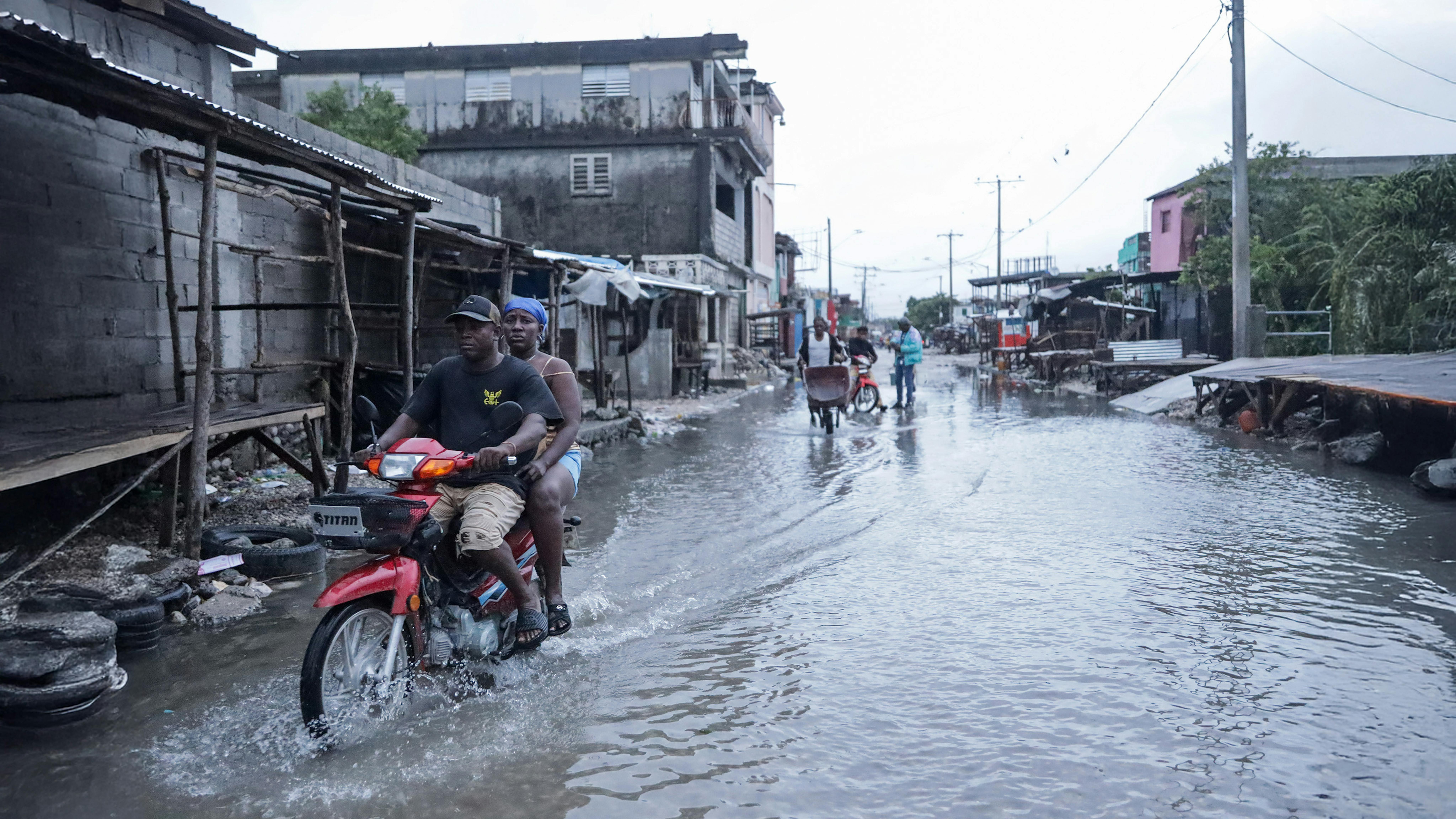 Haiti -  un motociclista guida in una strada allagata dopo il passaggio dell'uragano Melissa a Les Cayes, nel sud di Haiti