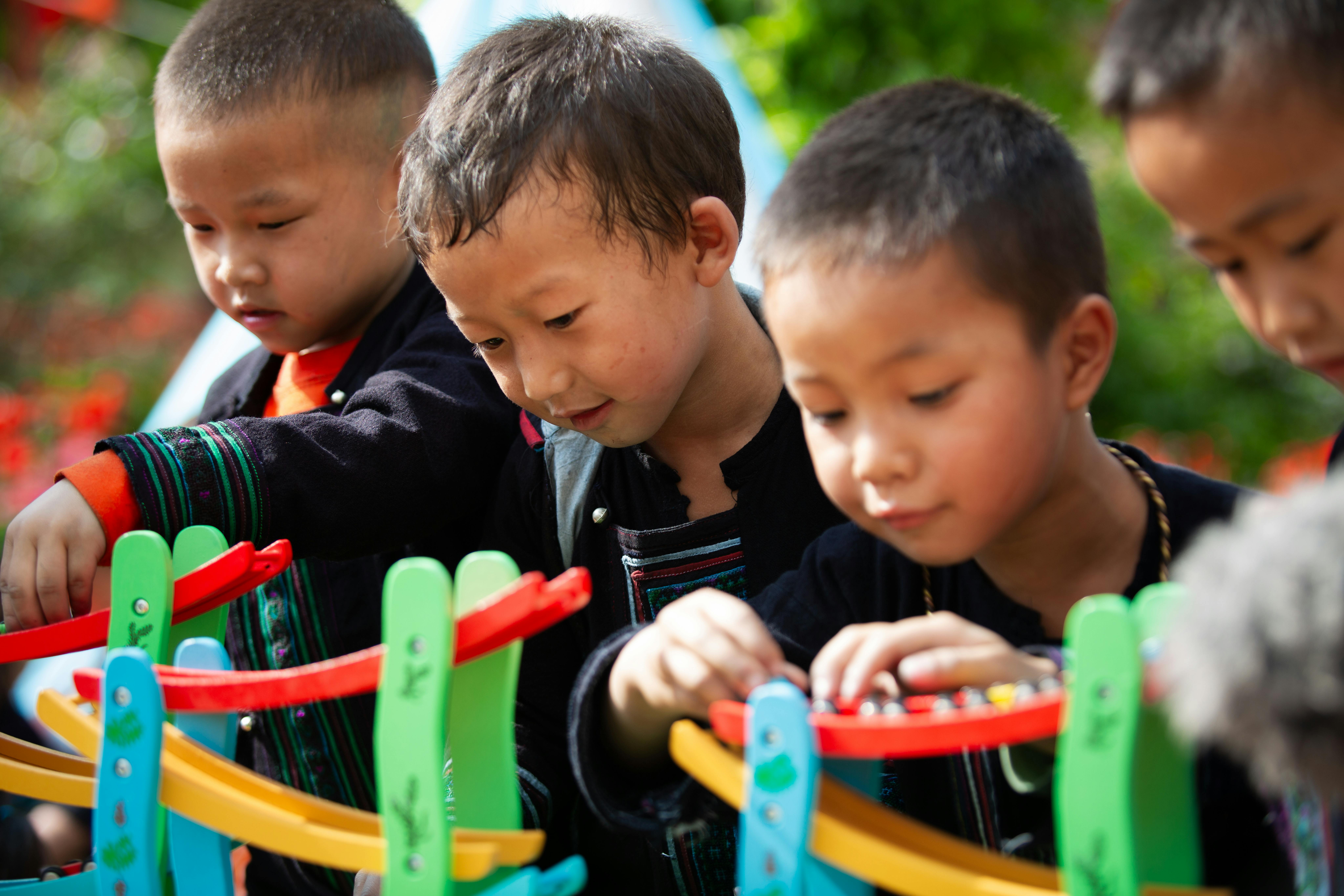 Vietnam:Il 22 aprile 2025, gli studenti della scuola materna Hoa Ban, nel distretto di Bao Thang, provincia di Lao Cai, giocano con i giocattoli sostenuti dall'UNICEF, sotto la guida di un'insegnante nella biblioteca comunitaria della scuola.