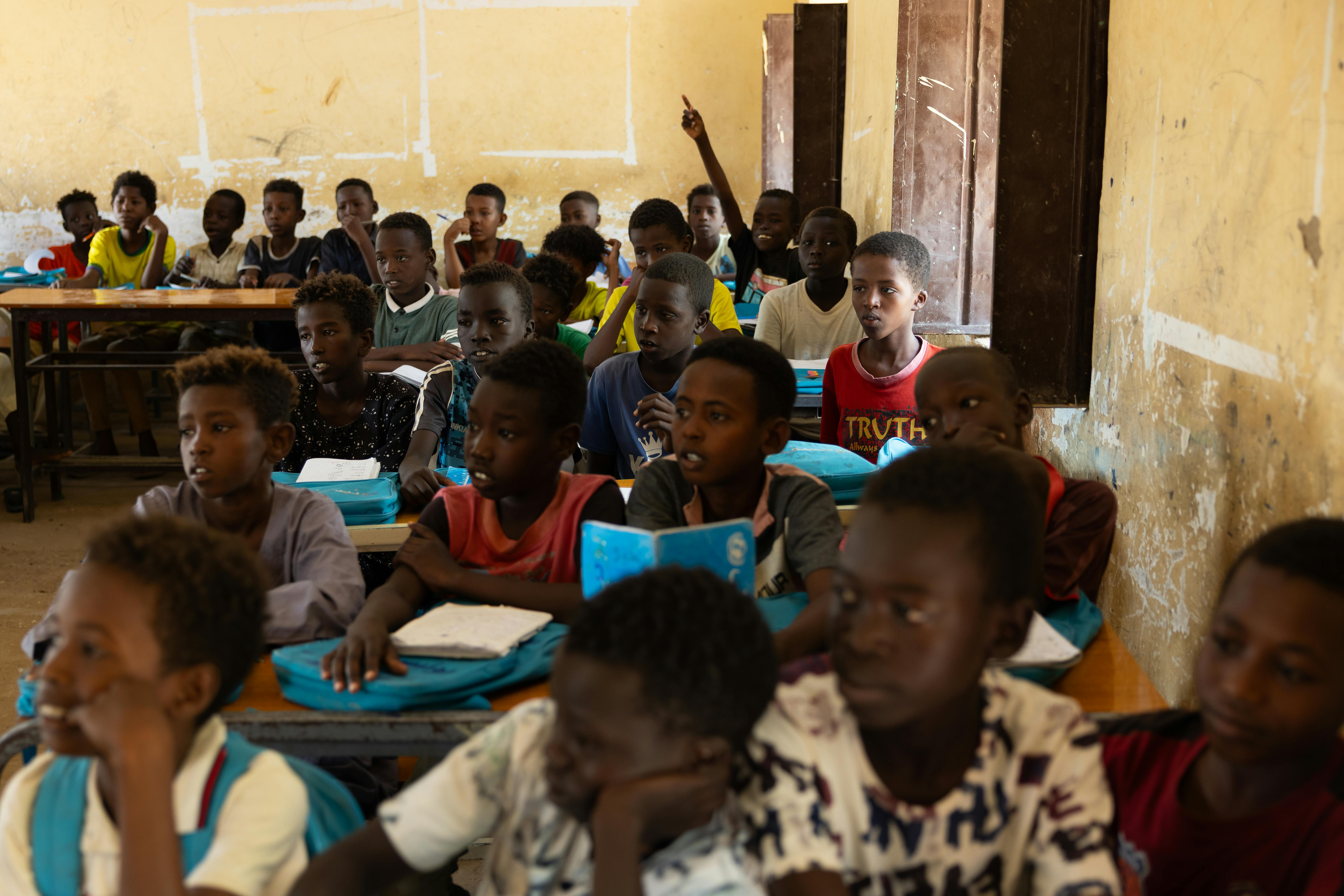Azuz, 13 anni, frequenta la scuola maschile Almogram ad Atbara, nello stato del fiume Nilo.