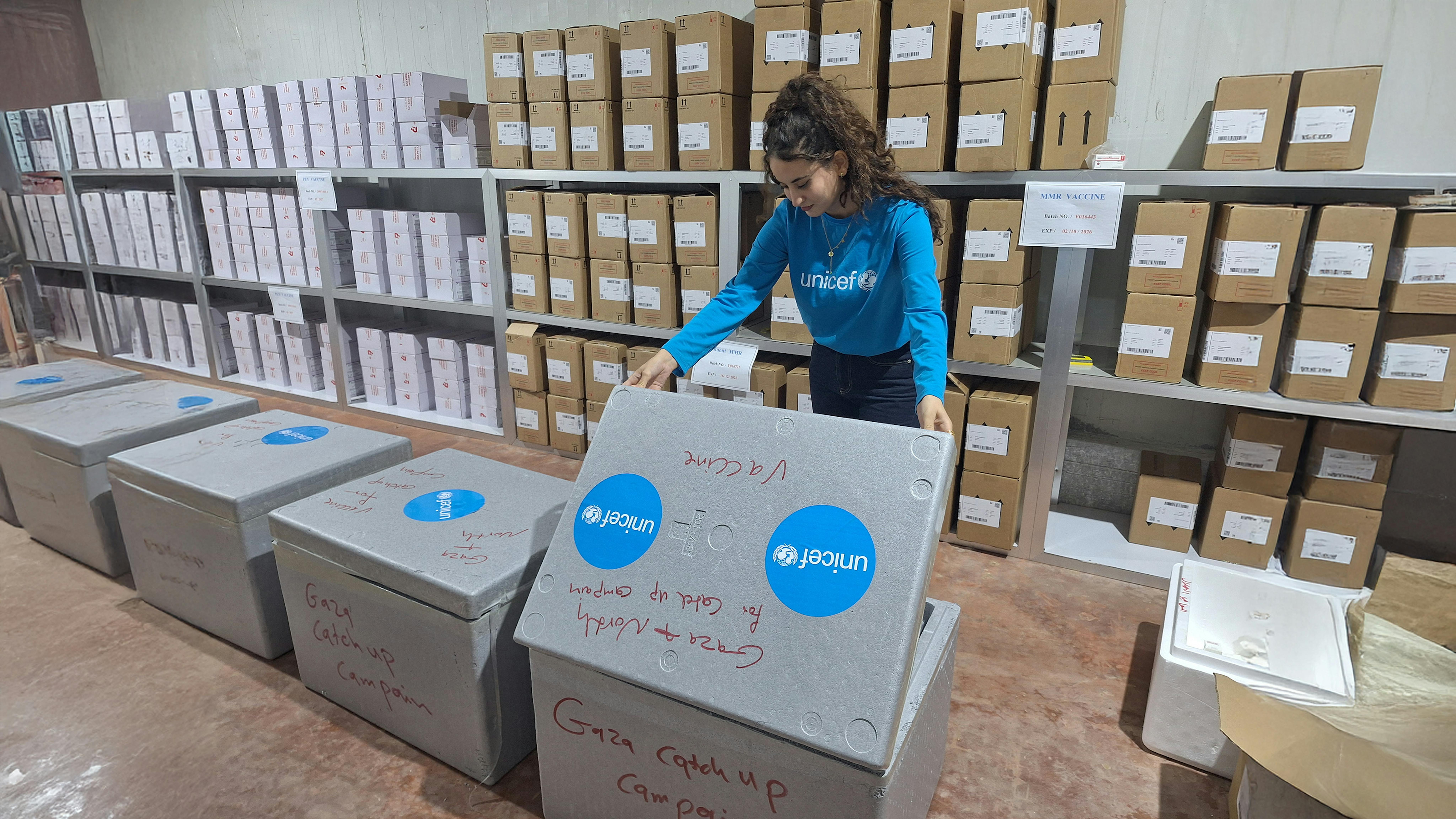 Deir al Balah, uno staff dell'UNICEF apre una scatola frigorifera contenente vaccini, siringhe e attrezzature per la catena del freddo per le cliniche sanitarie di Gaza City e del nord di Gaza.