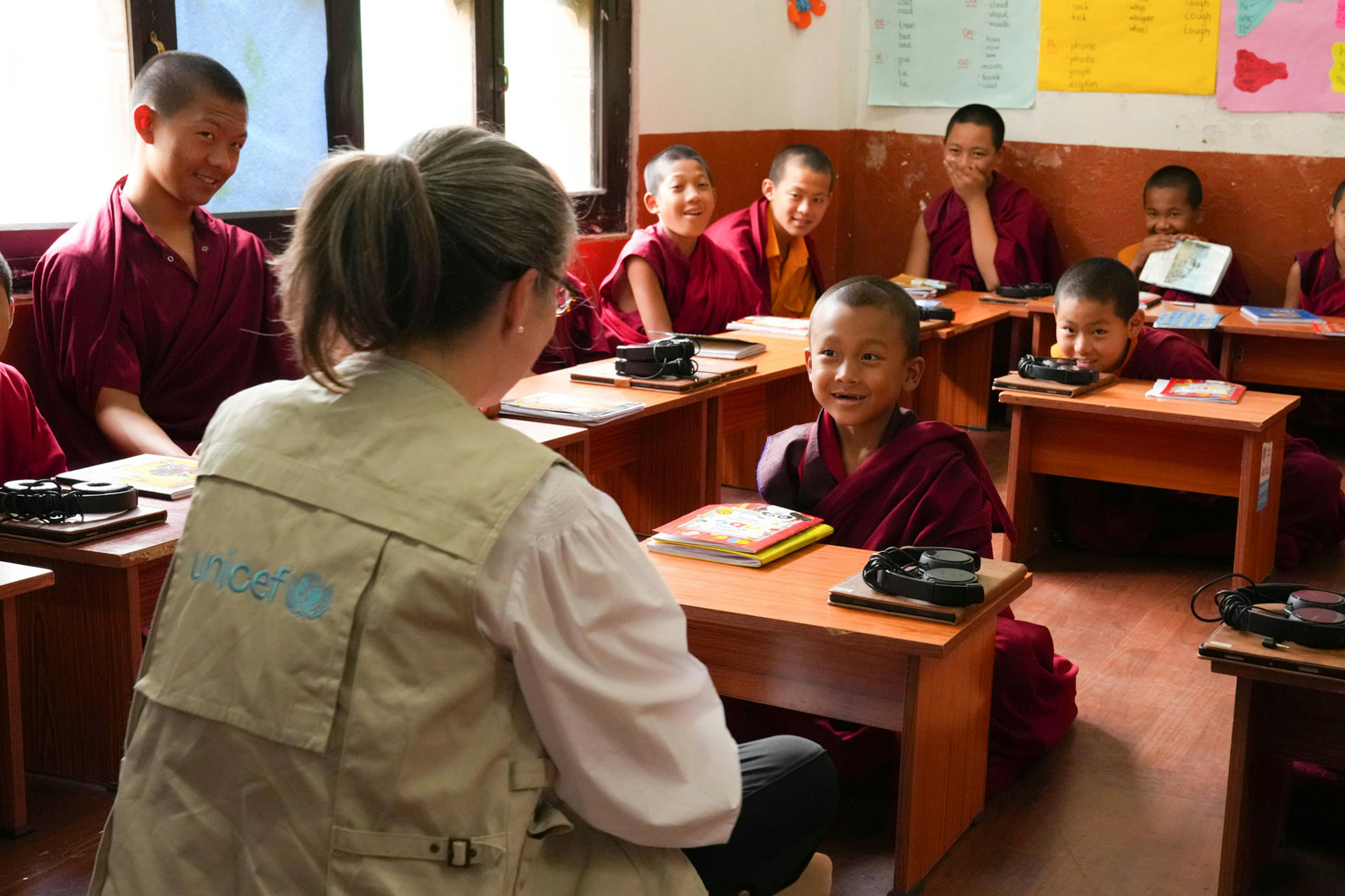 bambino monaco bhutan sorride operatrice unicef