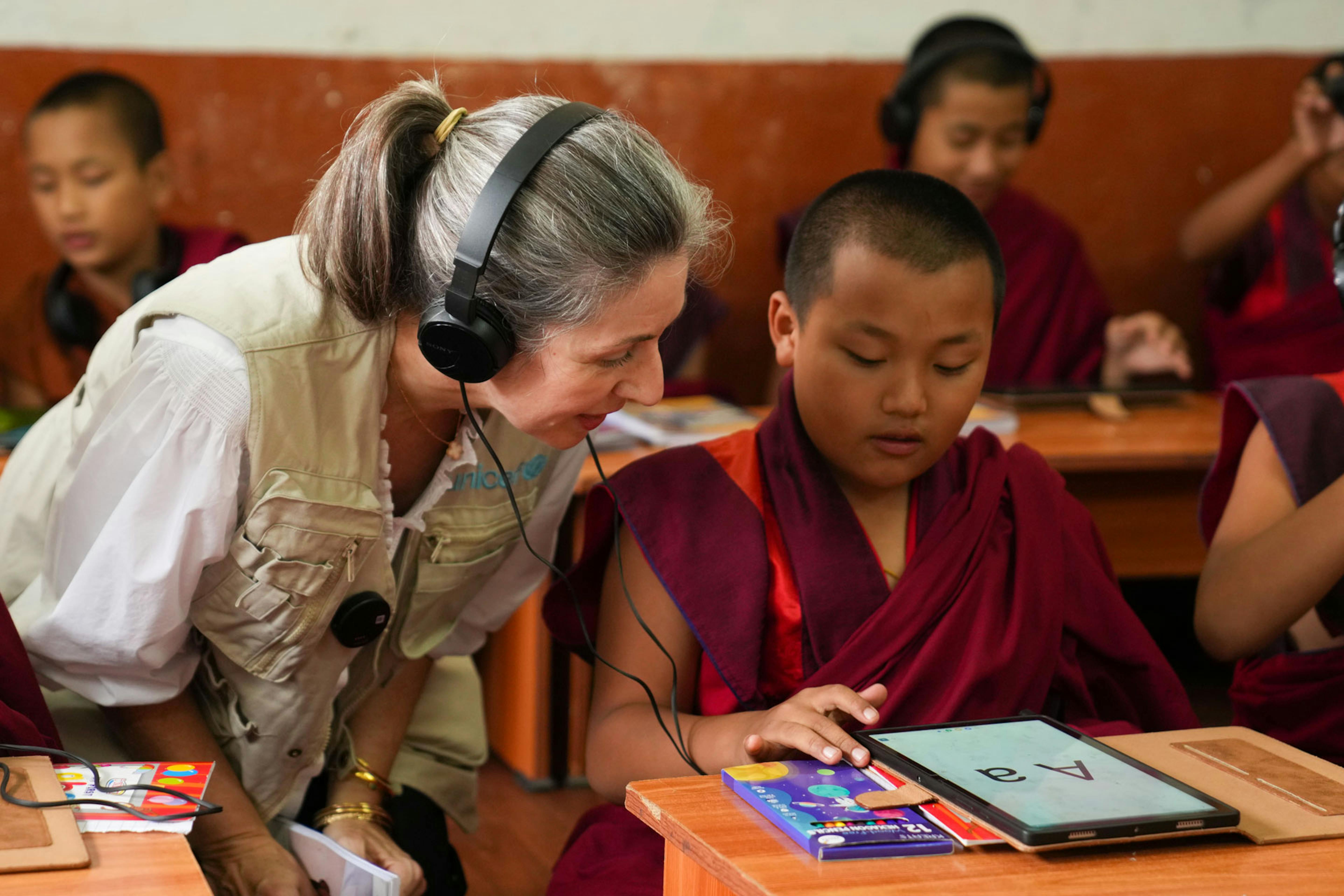 Sam Mort, Responsabile della Comunicazione di UNICEF Sud Asia parla con Kinley Wanda, 11 anni, durante la lezione di inglese