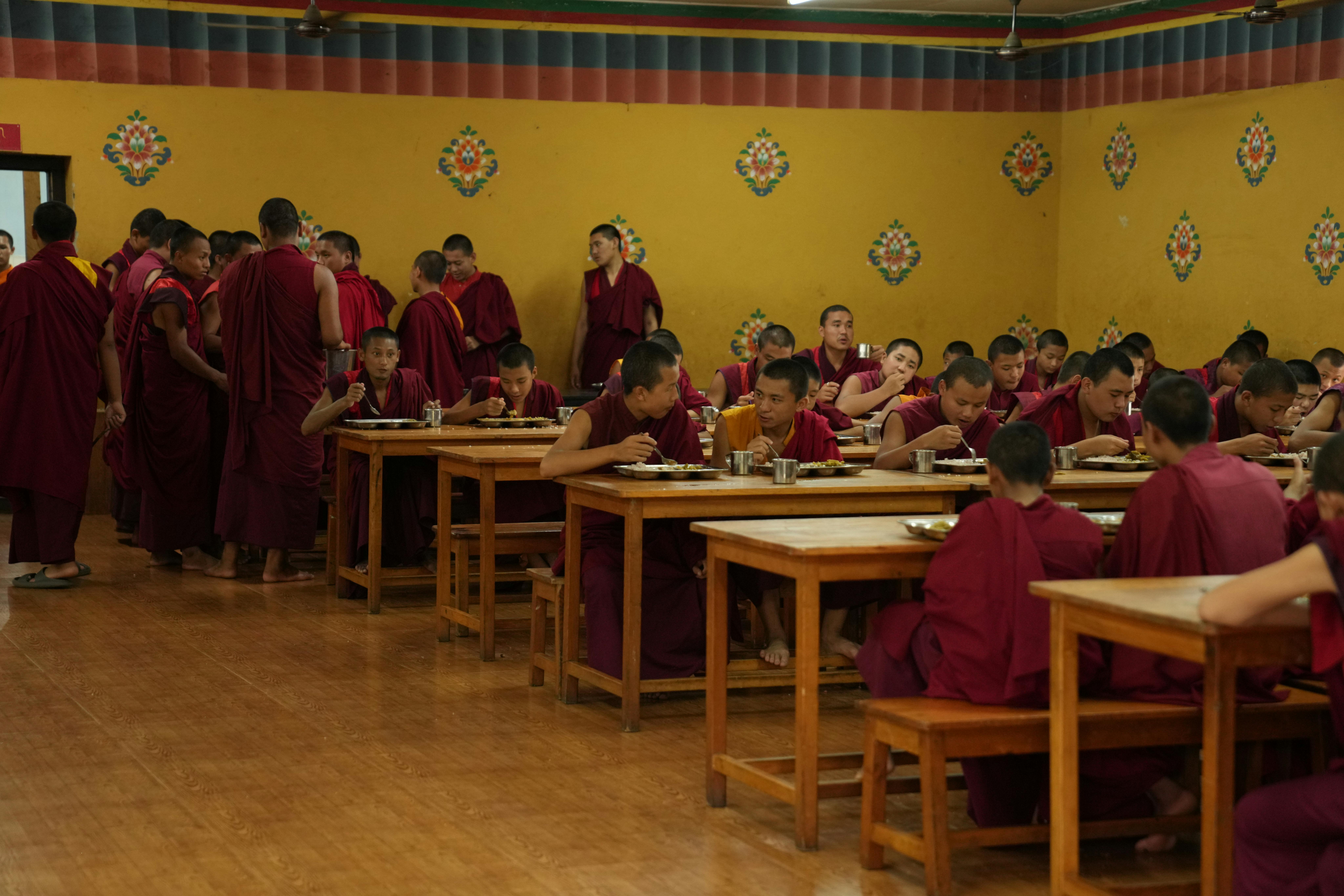 Il refettorio del monastero di Phochu Dumra, dove gli studenti della scuola monastica consumano i loro pasti. Siamo in Buthan