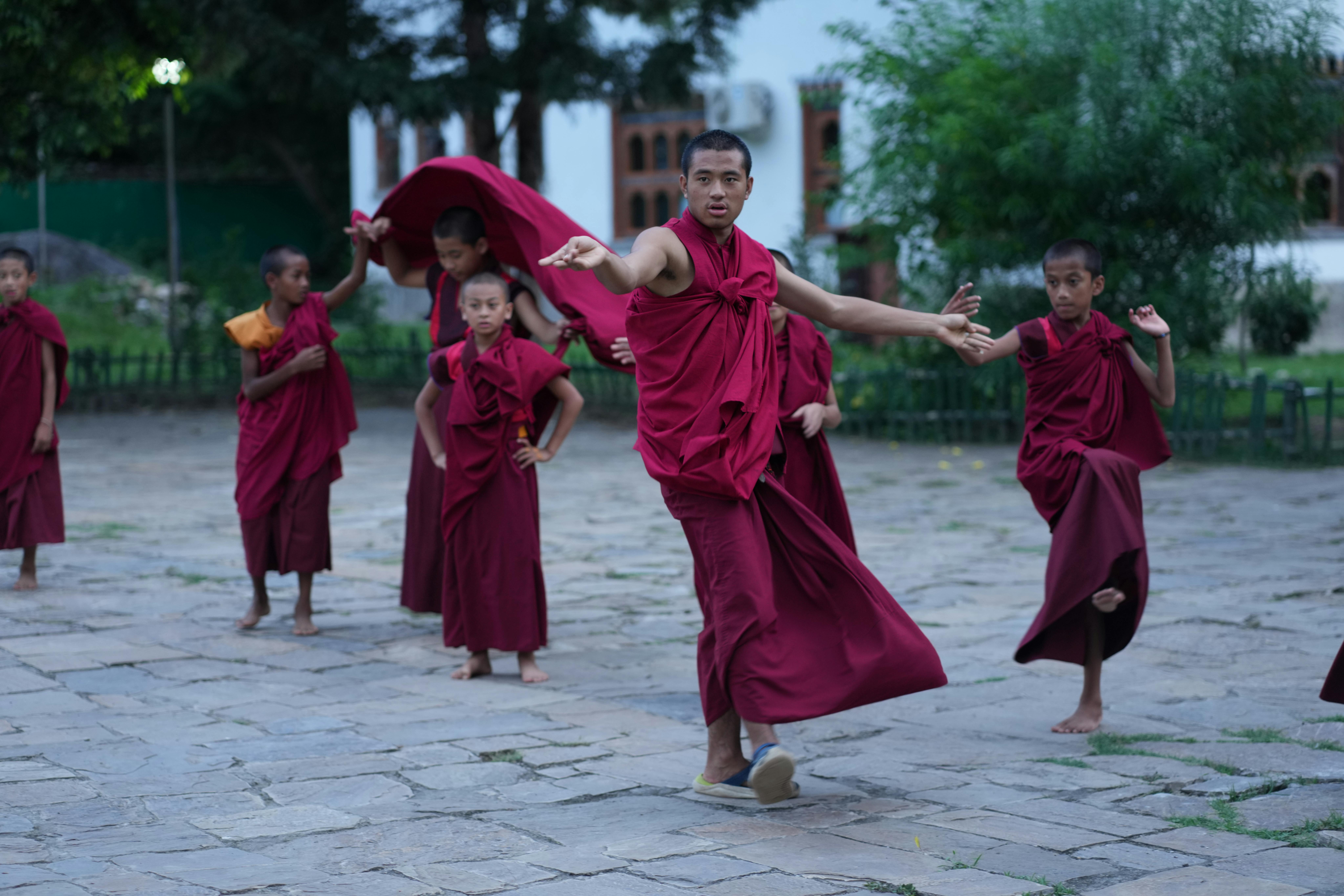 Bhutan, nella scuola monastica Phochu Dumra i bambini si esercitano nella danza tradizionale